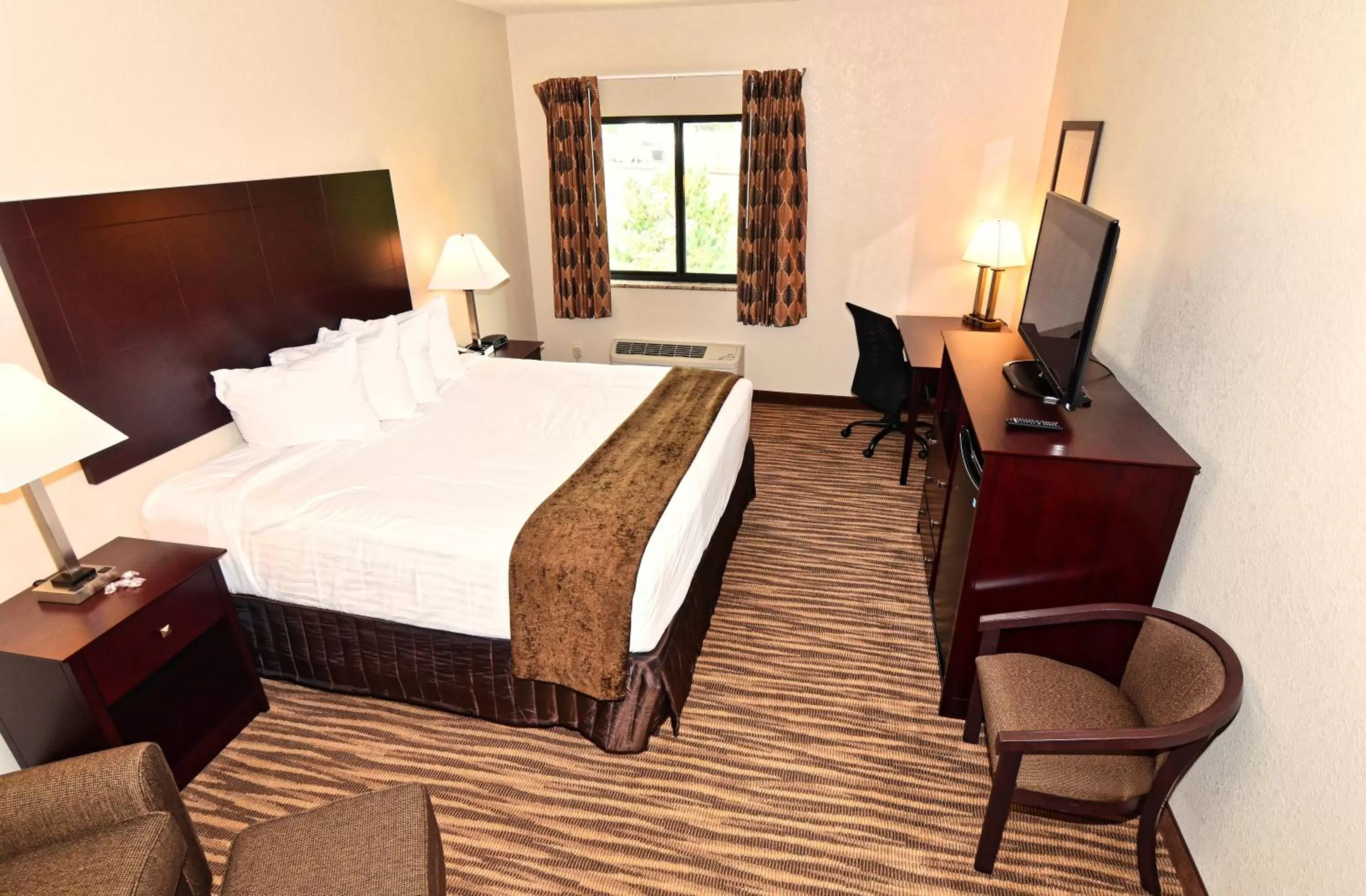 Bed in Cobblestone Inn & Suites - Clarion