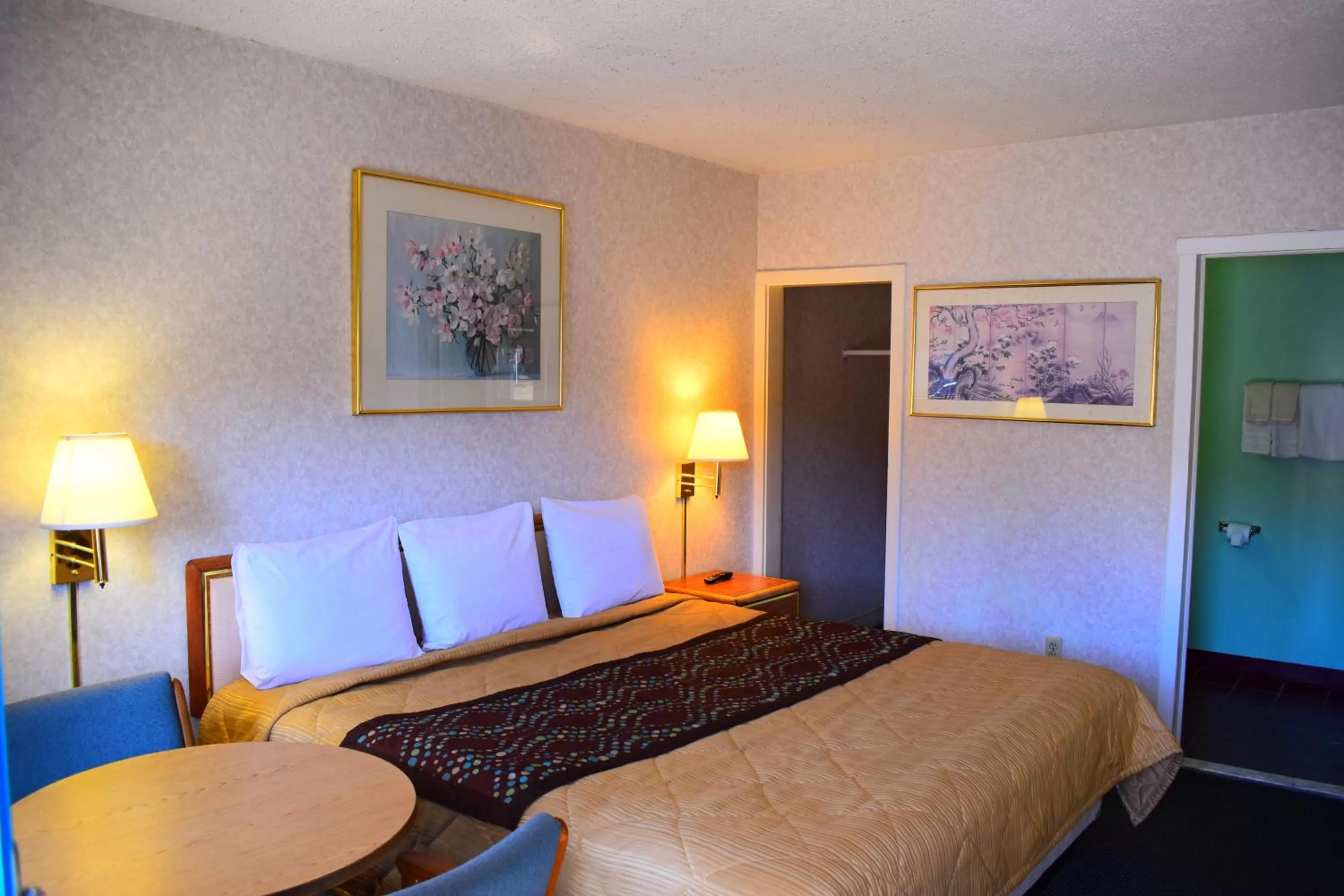 Bed in POCONO NIGHT LODGE