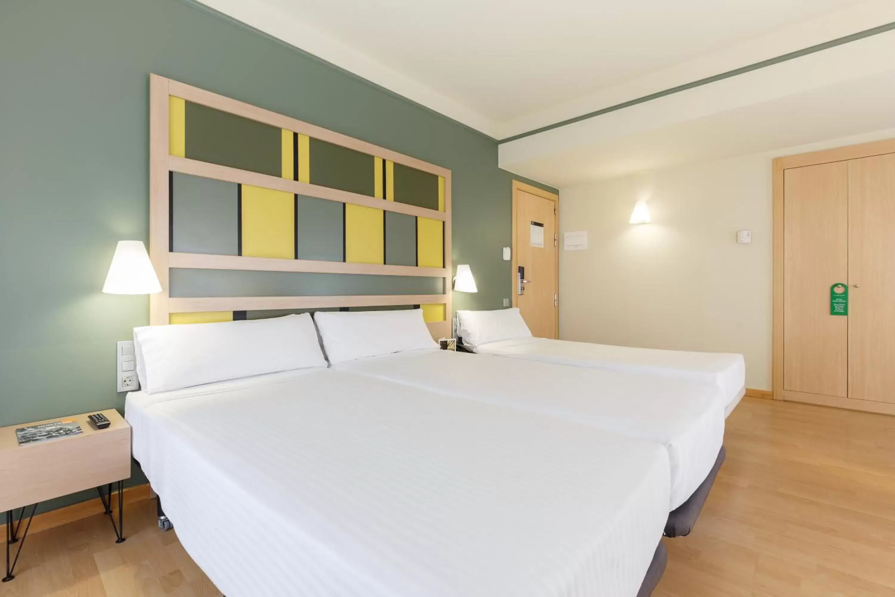 Double Room with Extra Bed in Ciutat de Barcelona Double Room with Extra Bed in Ciutat de Barcelona