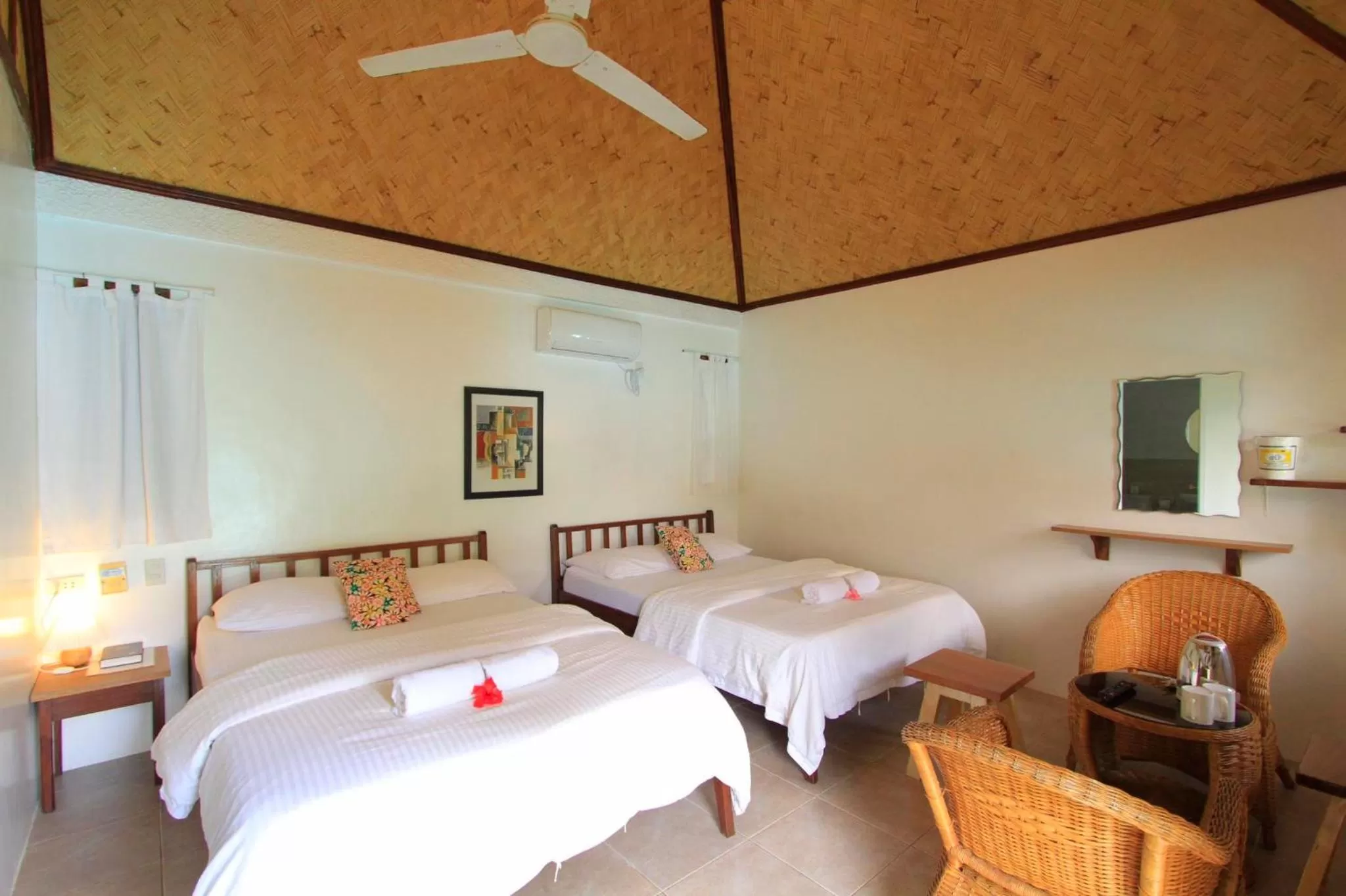 Photo of the whole room, Bed in Sunz en Coron Resort
