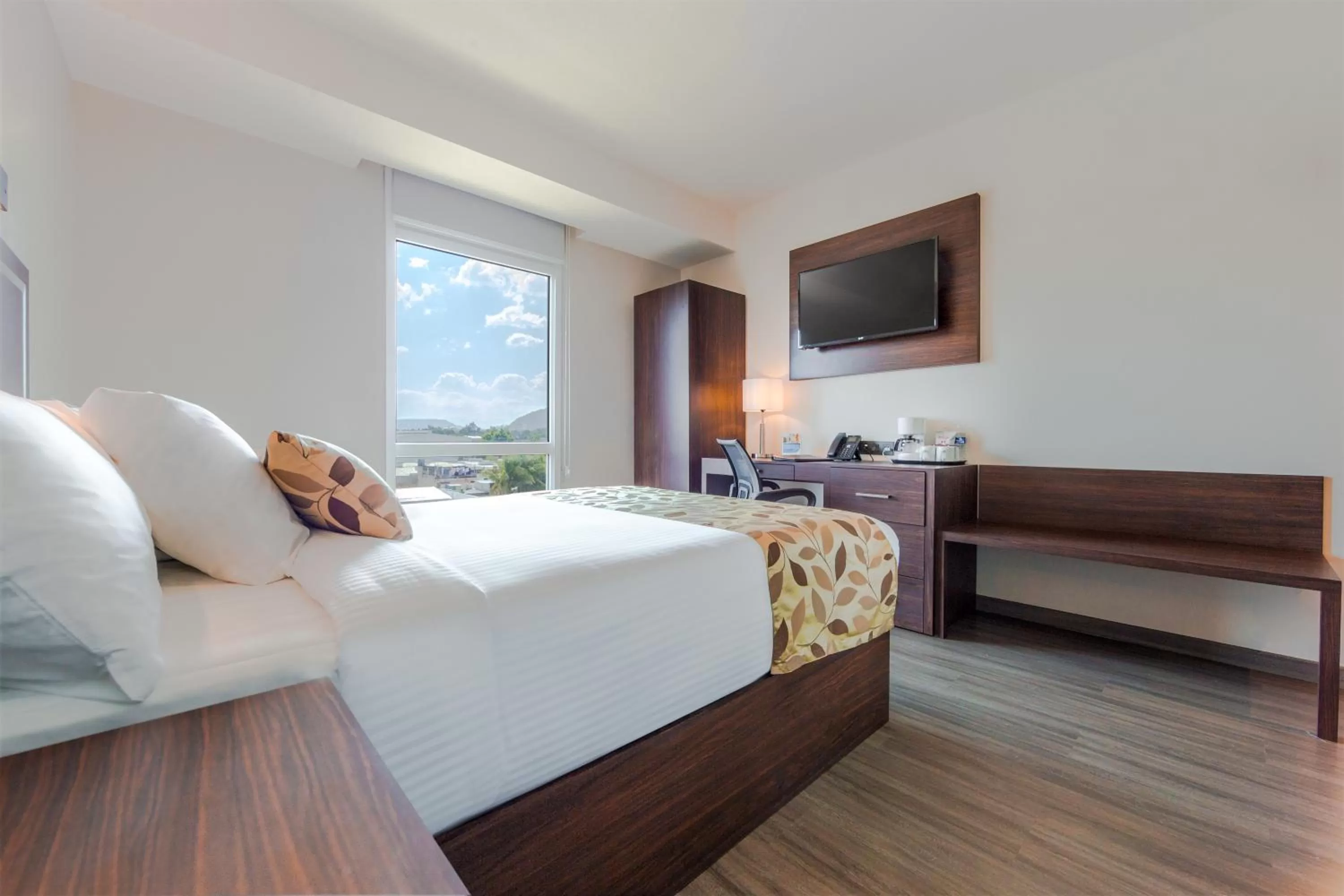 TV and multimedia, Bed in Sleep Inn Guadalajara Galerias