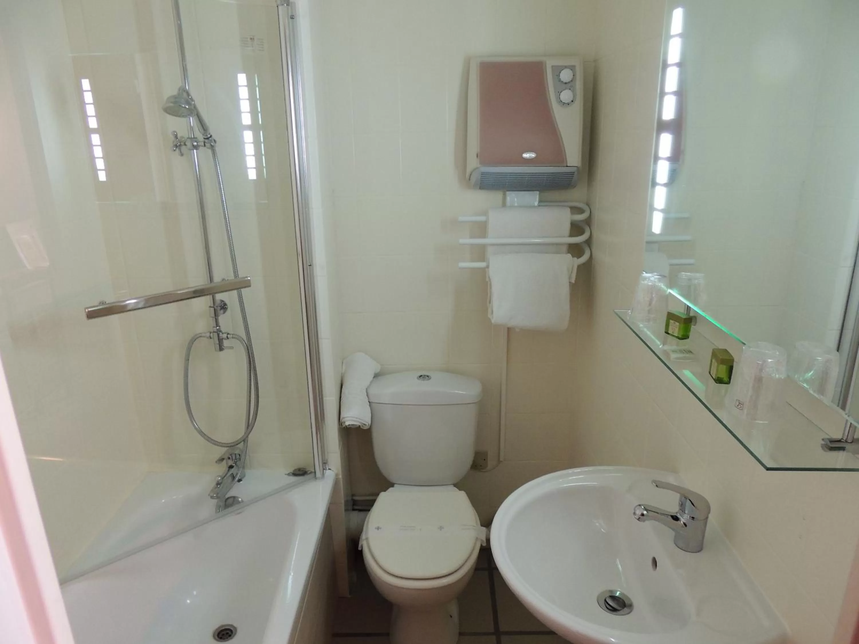 Bathroom in Logis Hôtel - Le Relais du Parisis