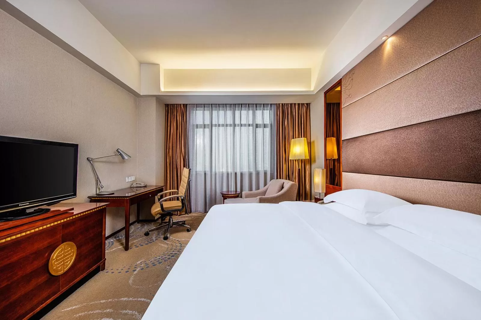 Photo of the whole room, Bed in Crowne Plaza Foshan by IHG