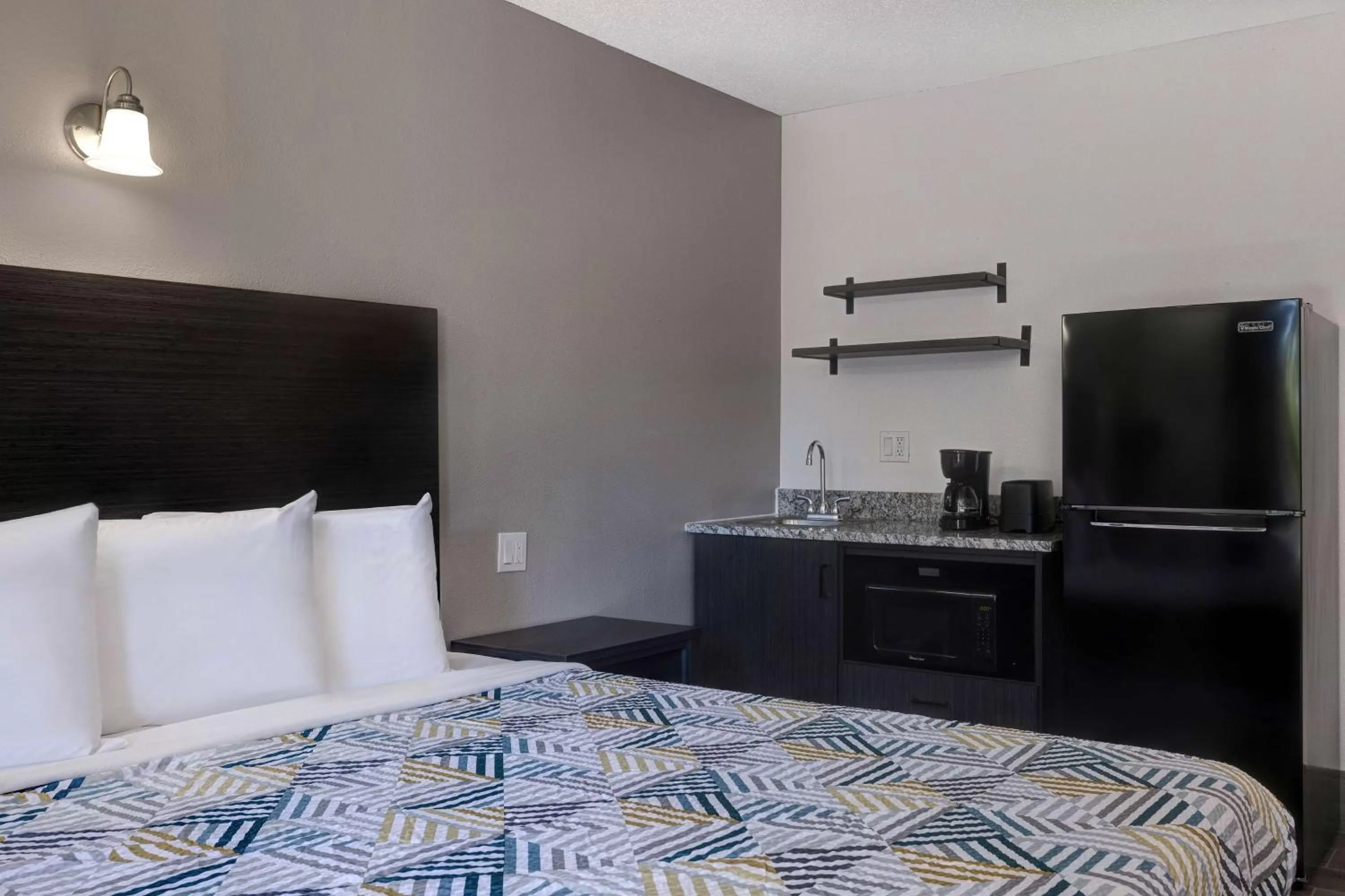 Bedroom, Bed in Crestview Inn