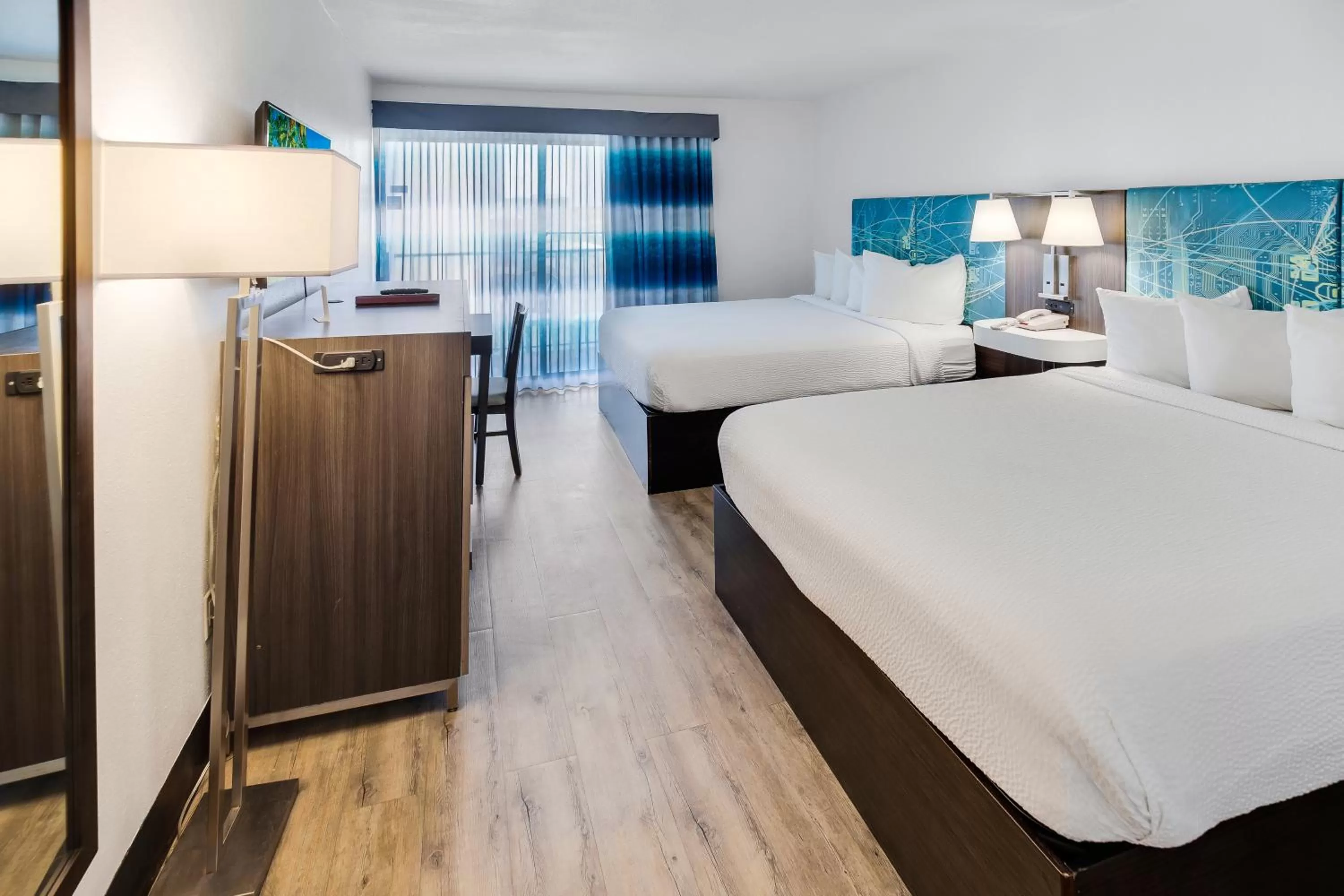 Photo of the whole room, Bed in Tropical Seas Hotel