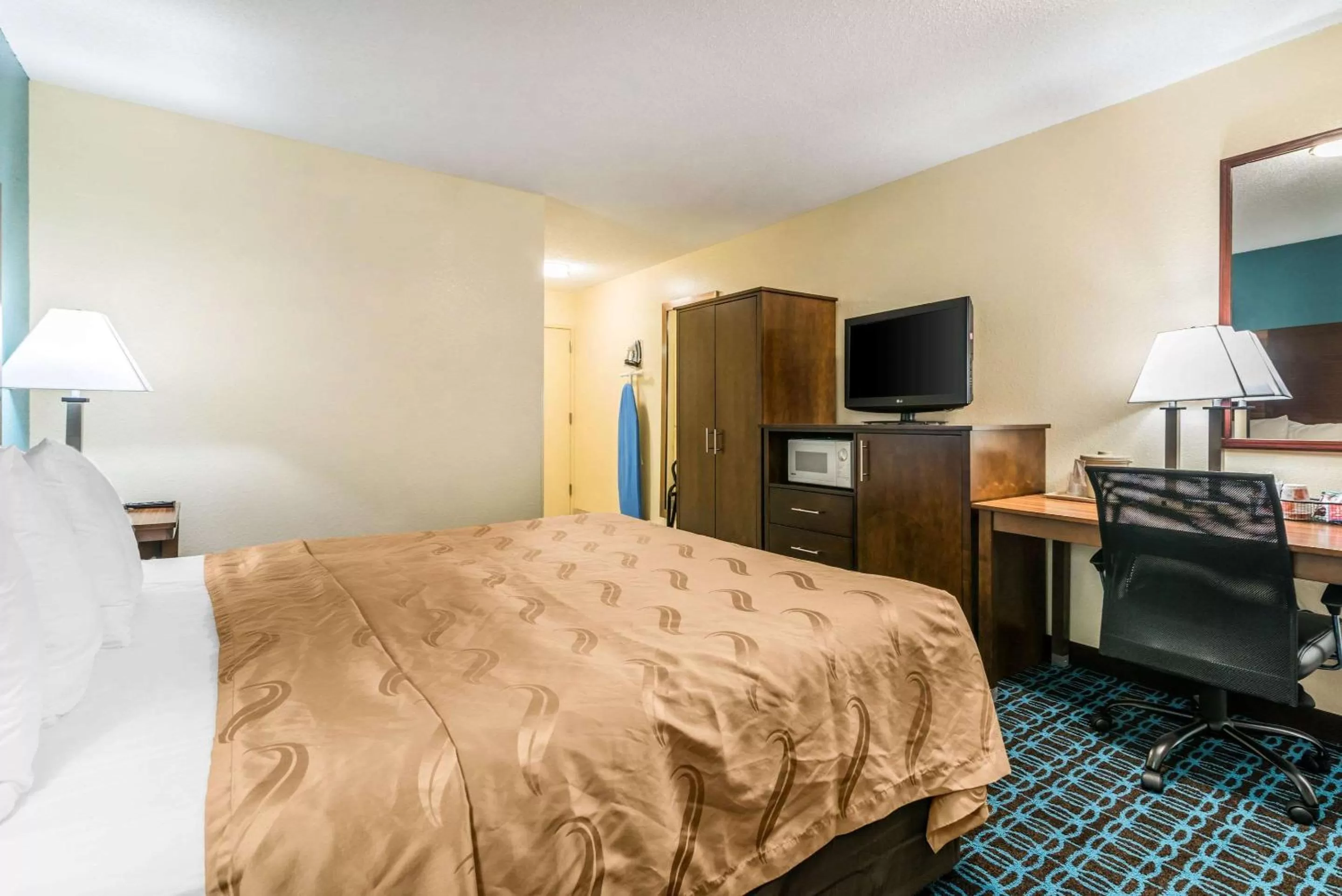 Photo of the whole room, Bed in Quality Inn Loudon-Concord