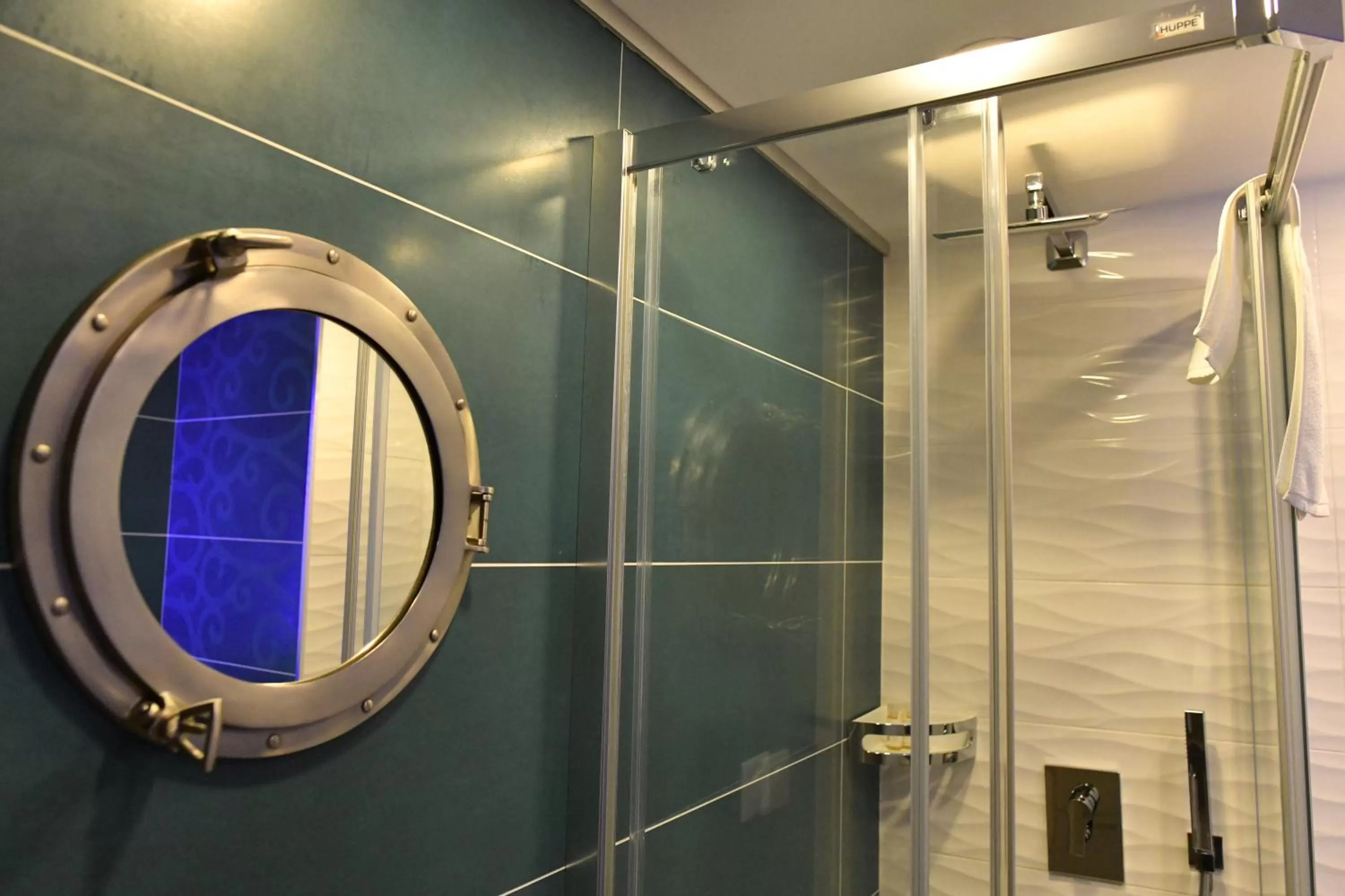 Shower in Hôtel Le Claridge