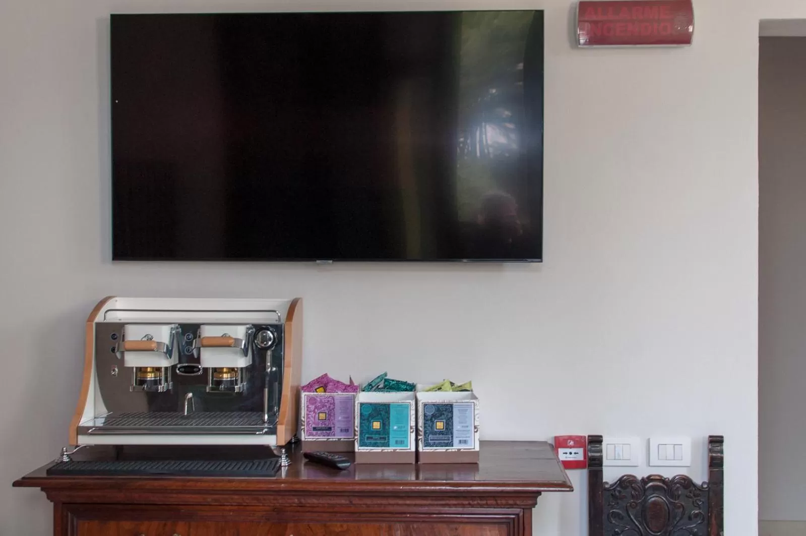 Communal lounge/ TV room in Hotel Ca' di Gali