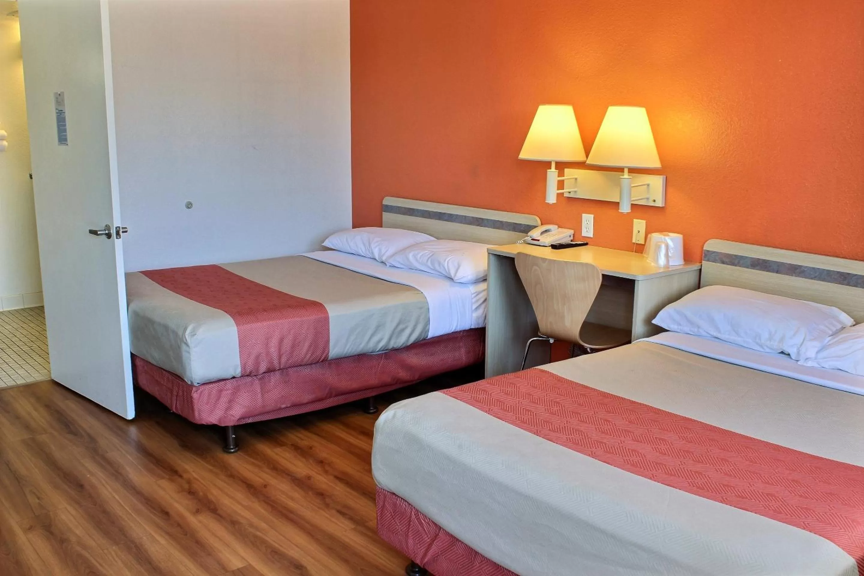 TV and multimedia, Bed in Motel 6-Coalinga, CA - East