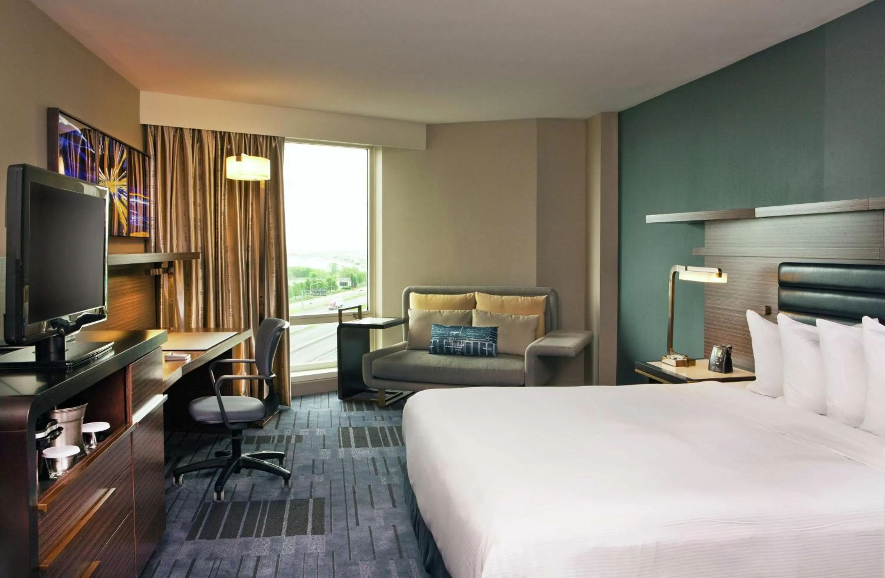 Bedroom, Bed in Hilton Newark Airport
