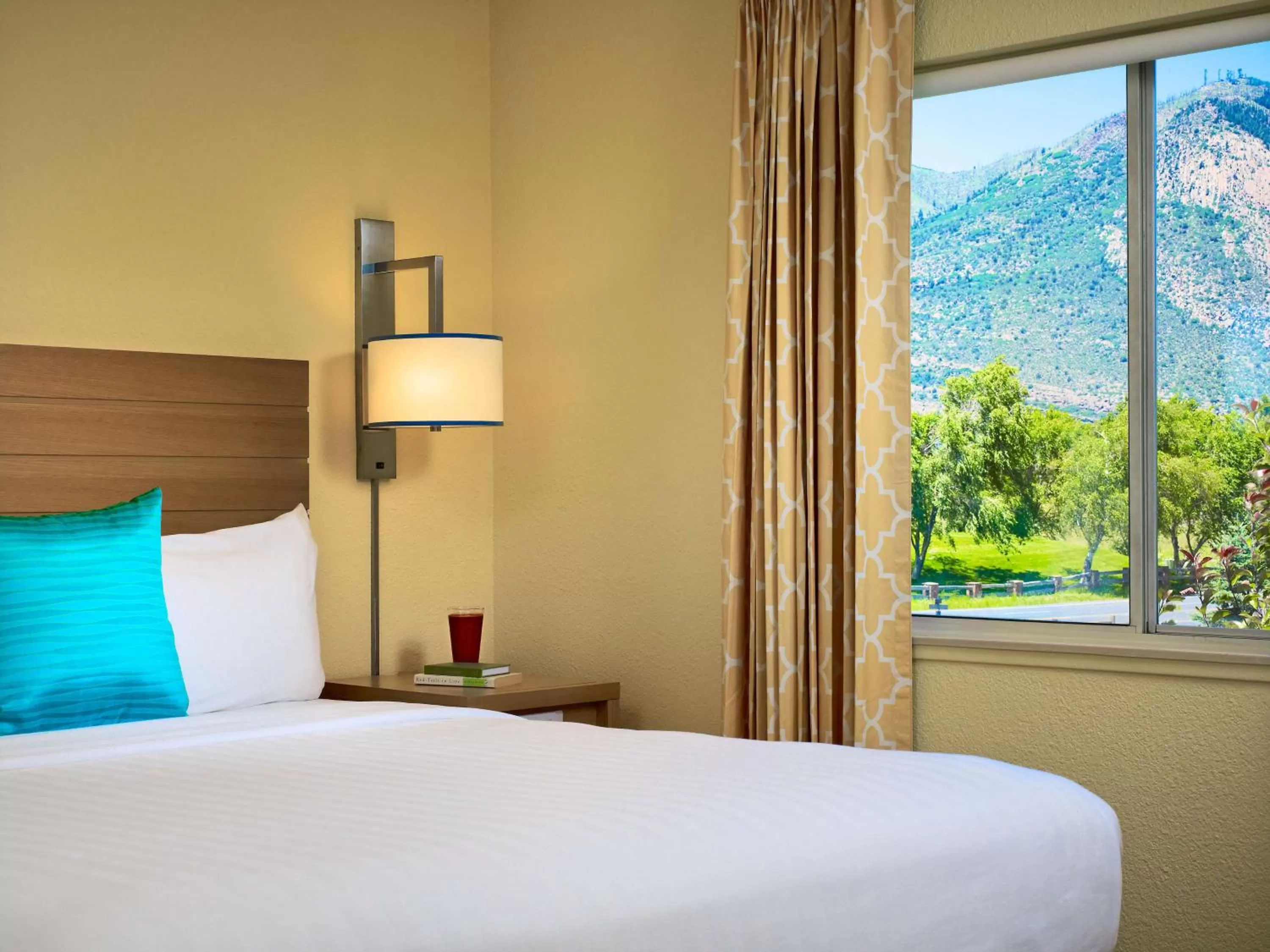 Bed in Sonesta ES Suites Flagstaff