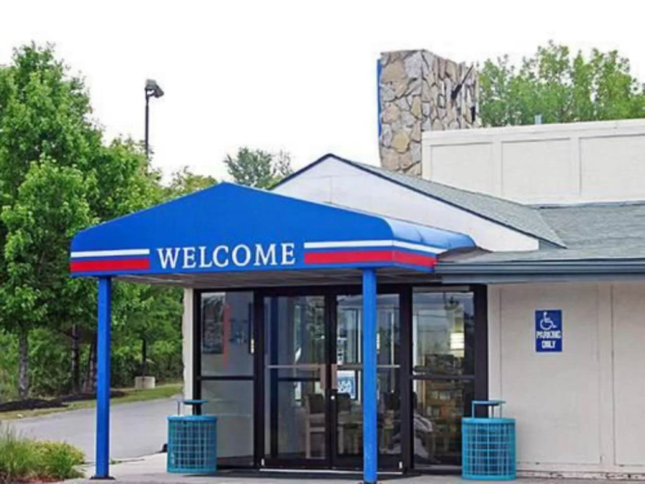 Property building in Rodeway Inn Altoona Orchard Plaza