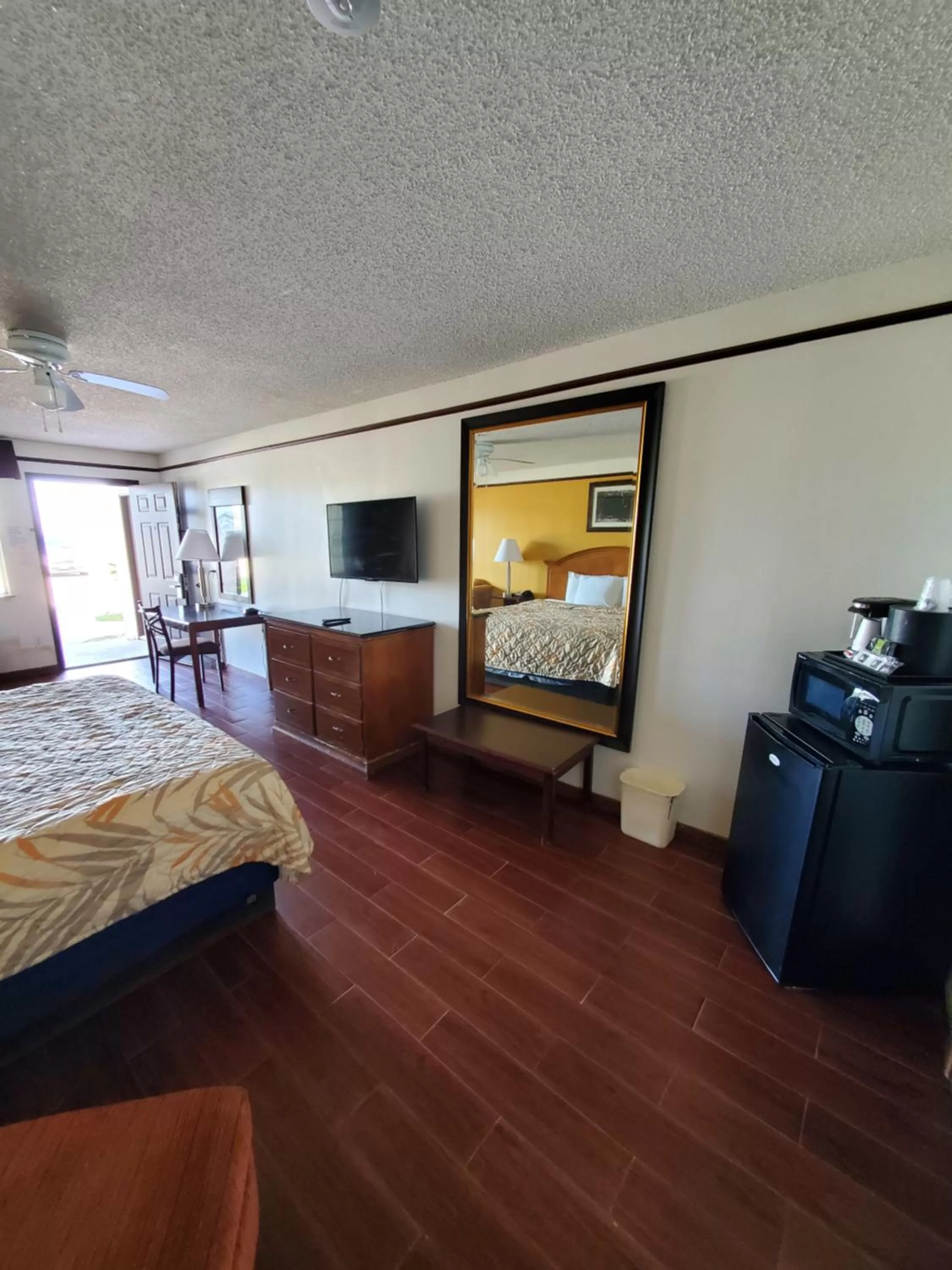 Bed in Deluxe Inn and Suites