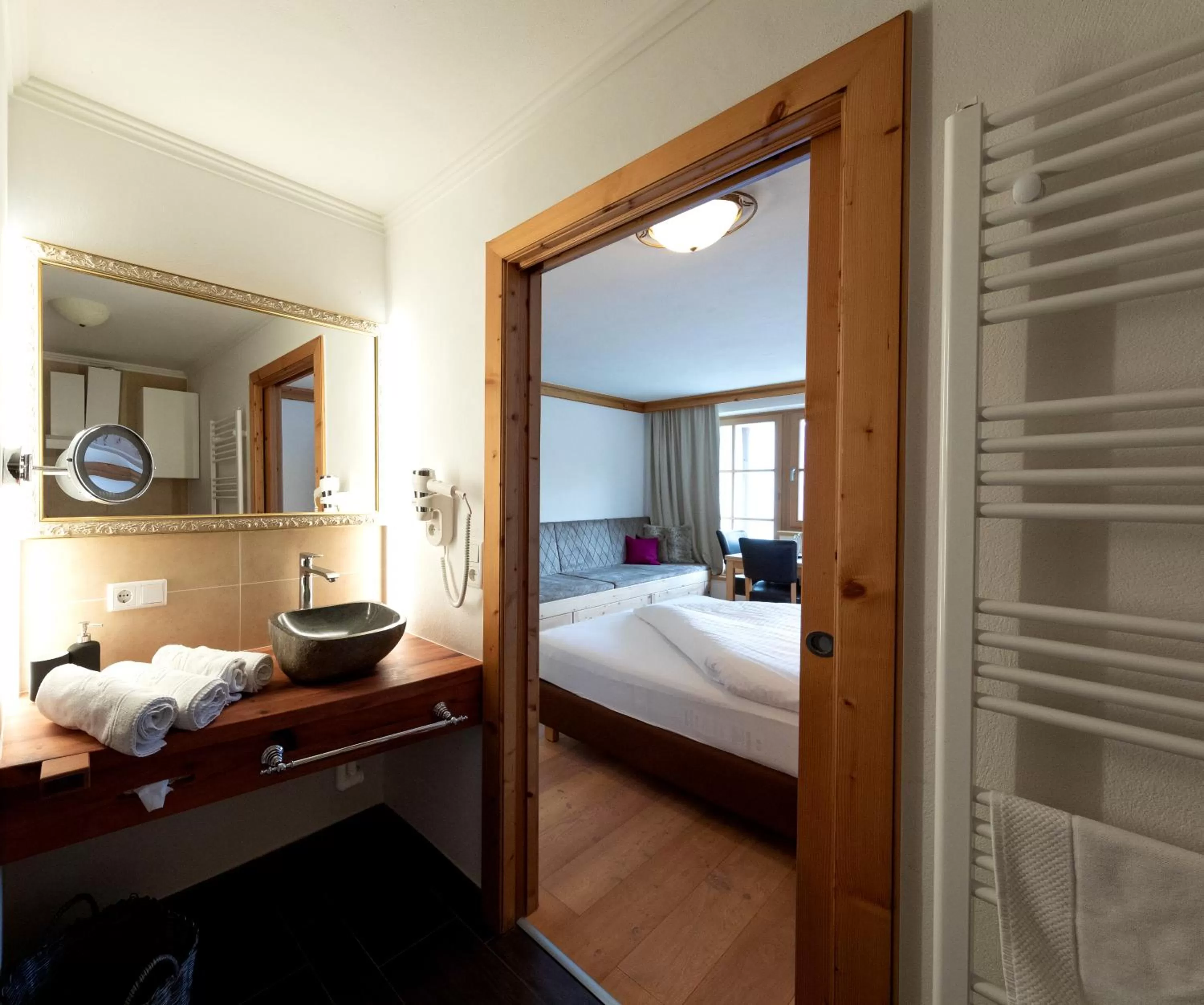 Bathroom, Bed in Hotel und Alpen Apartments mit Sauna - Bürglhöh