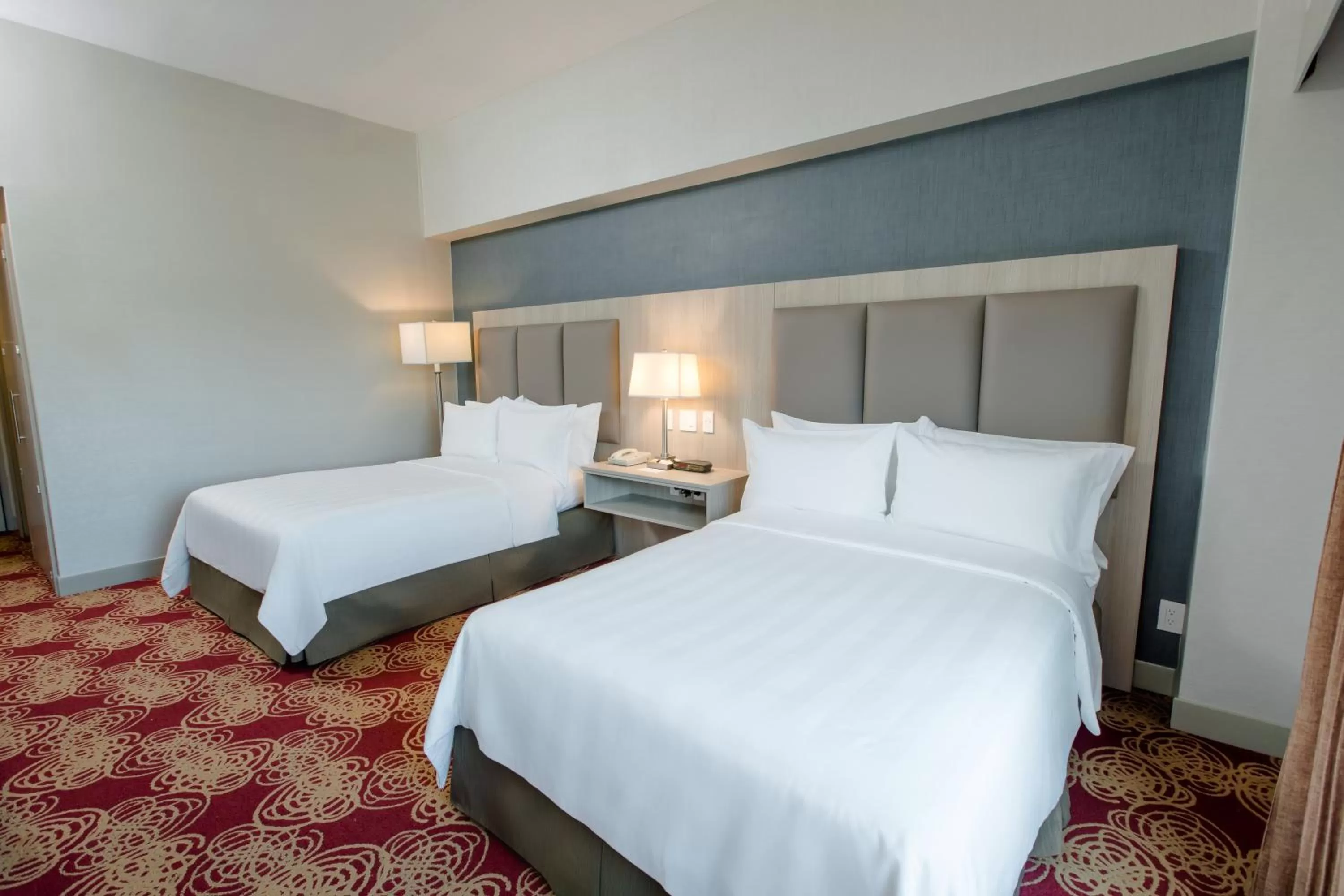 Photo of the whole room, Bed in Holiday Inn Convention Center by IHG