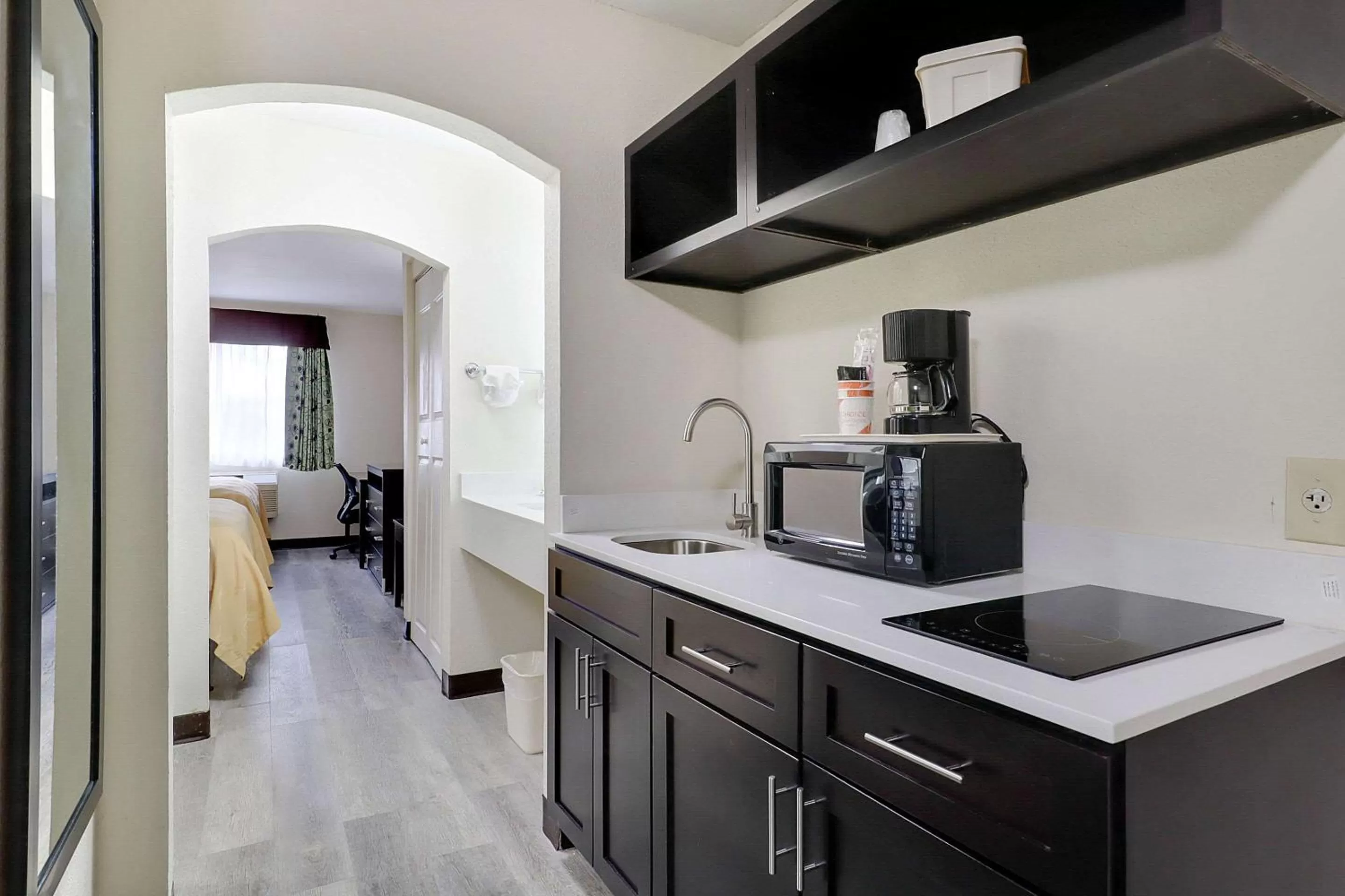 Bedroom, Kitchen/Kitchenette in Quality Suites Albuquerque Airport