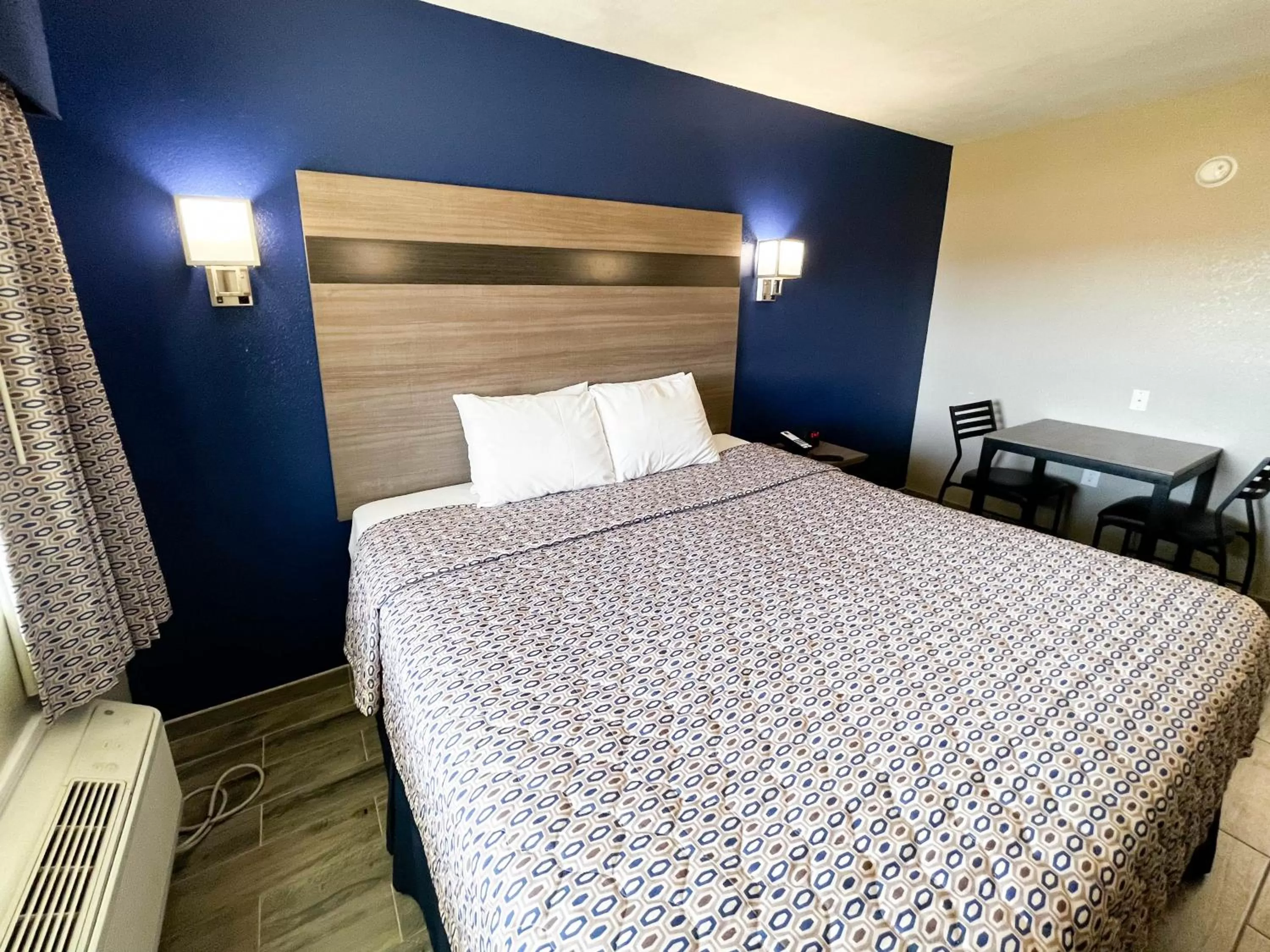 Bed in Studio 6 Suites Rockport, TX