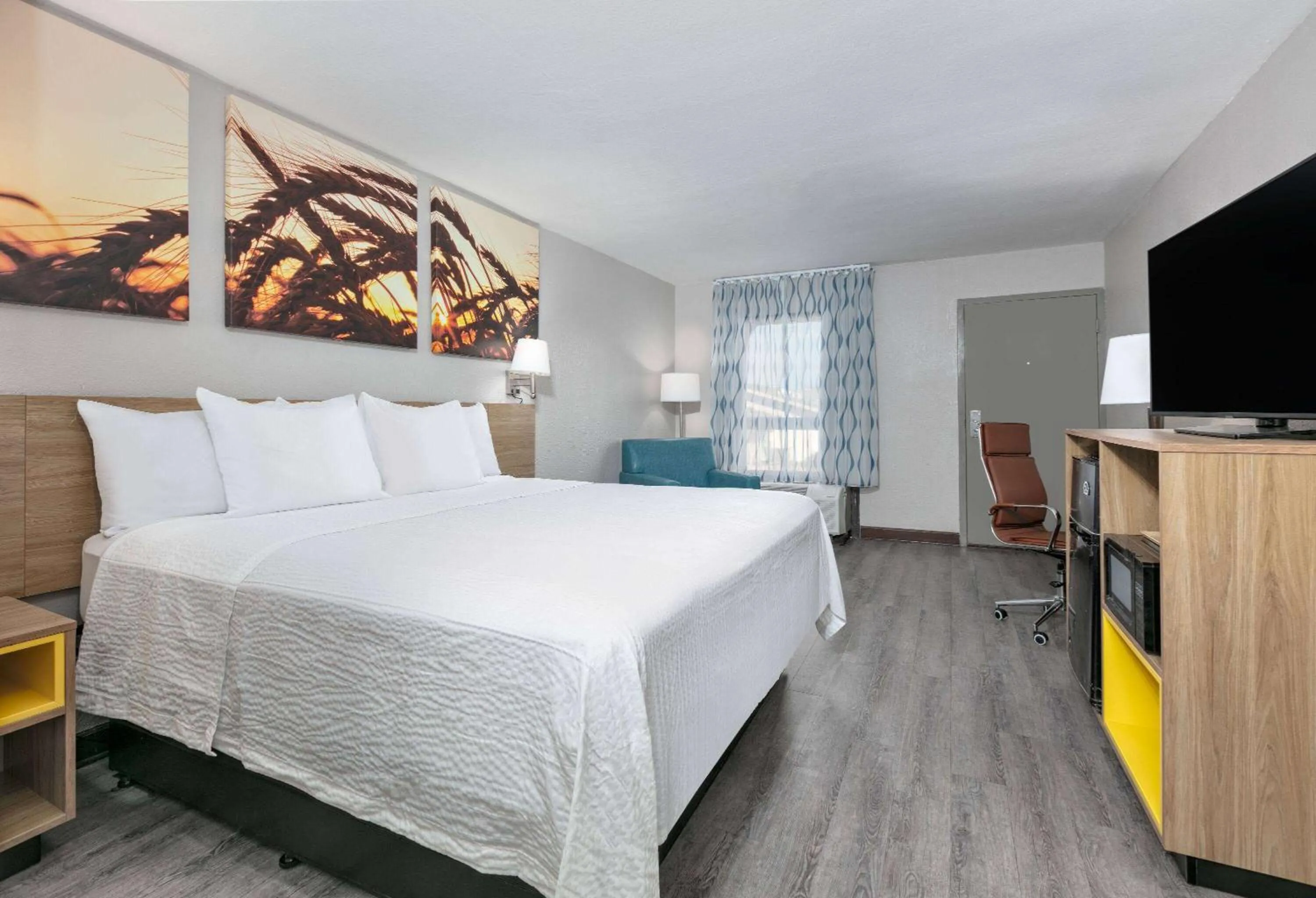 Photo of the whole room, Bed in Days Inn by Wyndham Greenville MS