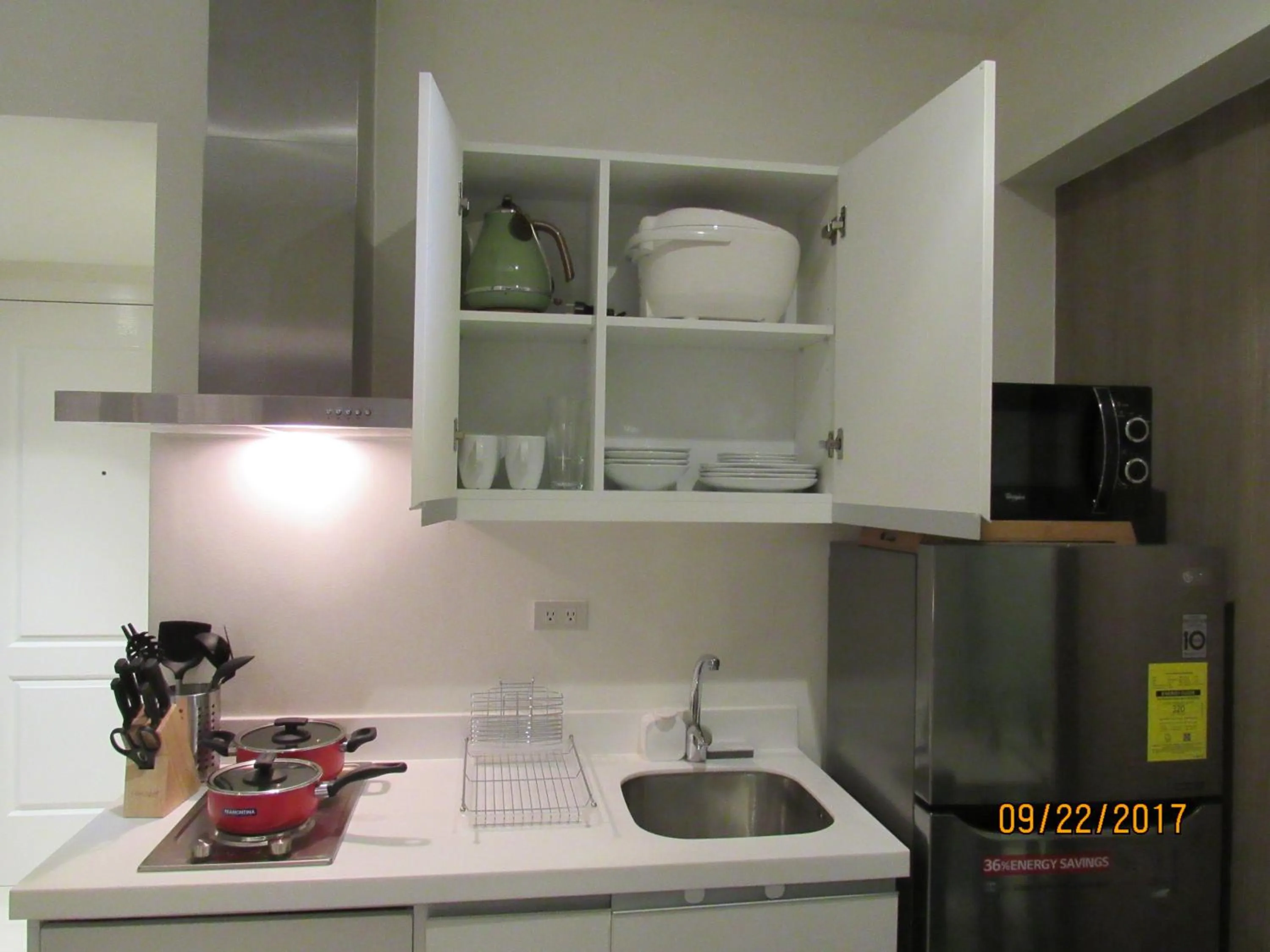 Kitchen or kitchenette in Azure Urban Beach Resort Manila by Radlett