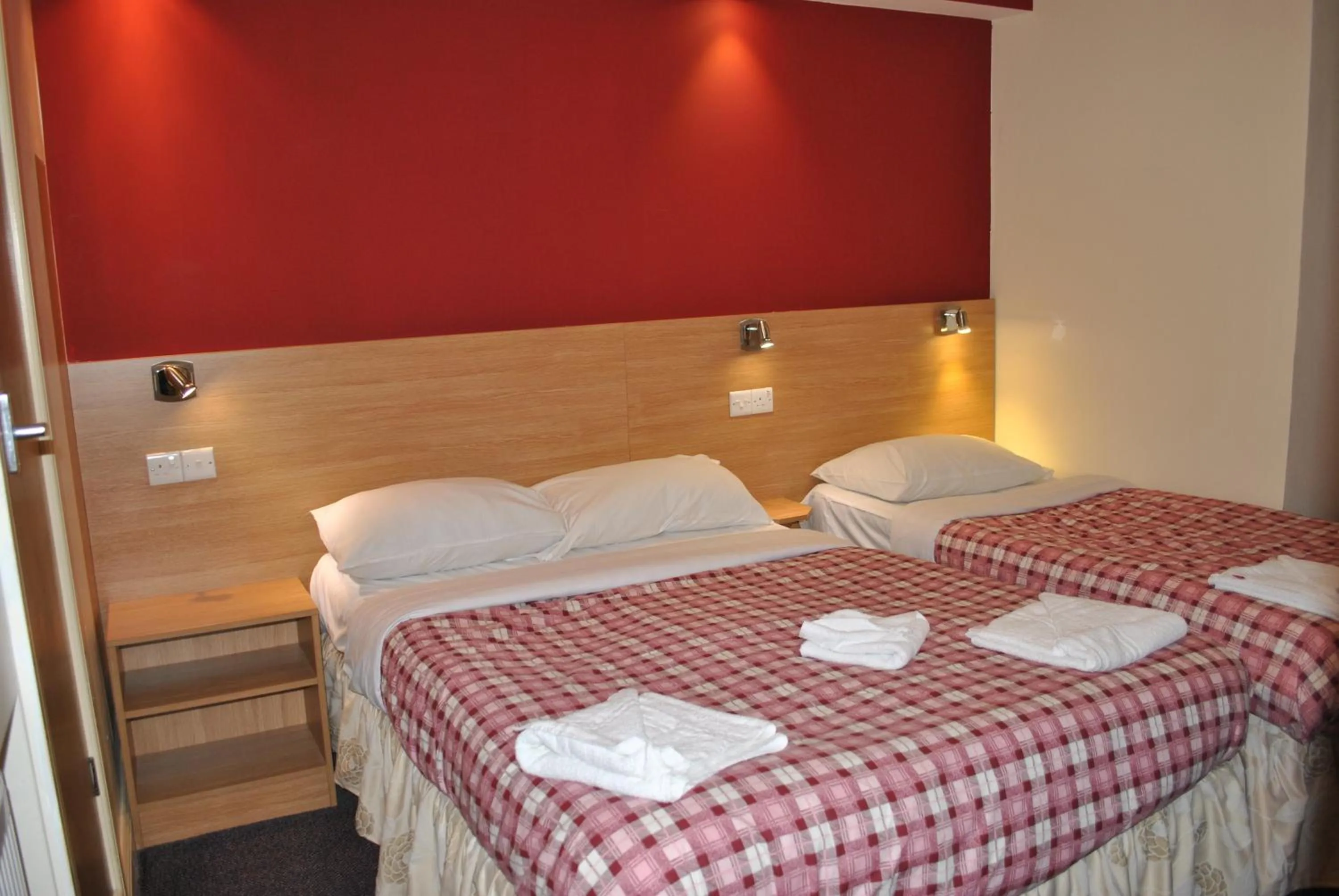 Bedroom, Bed in Carlton Hotel