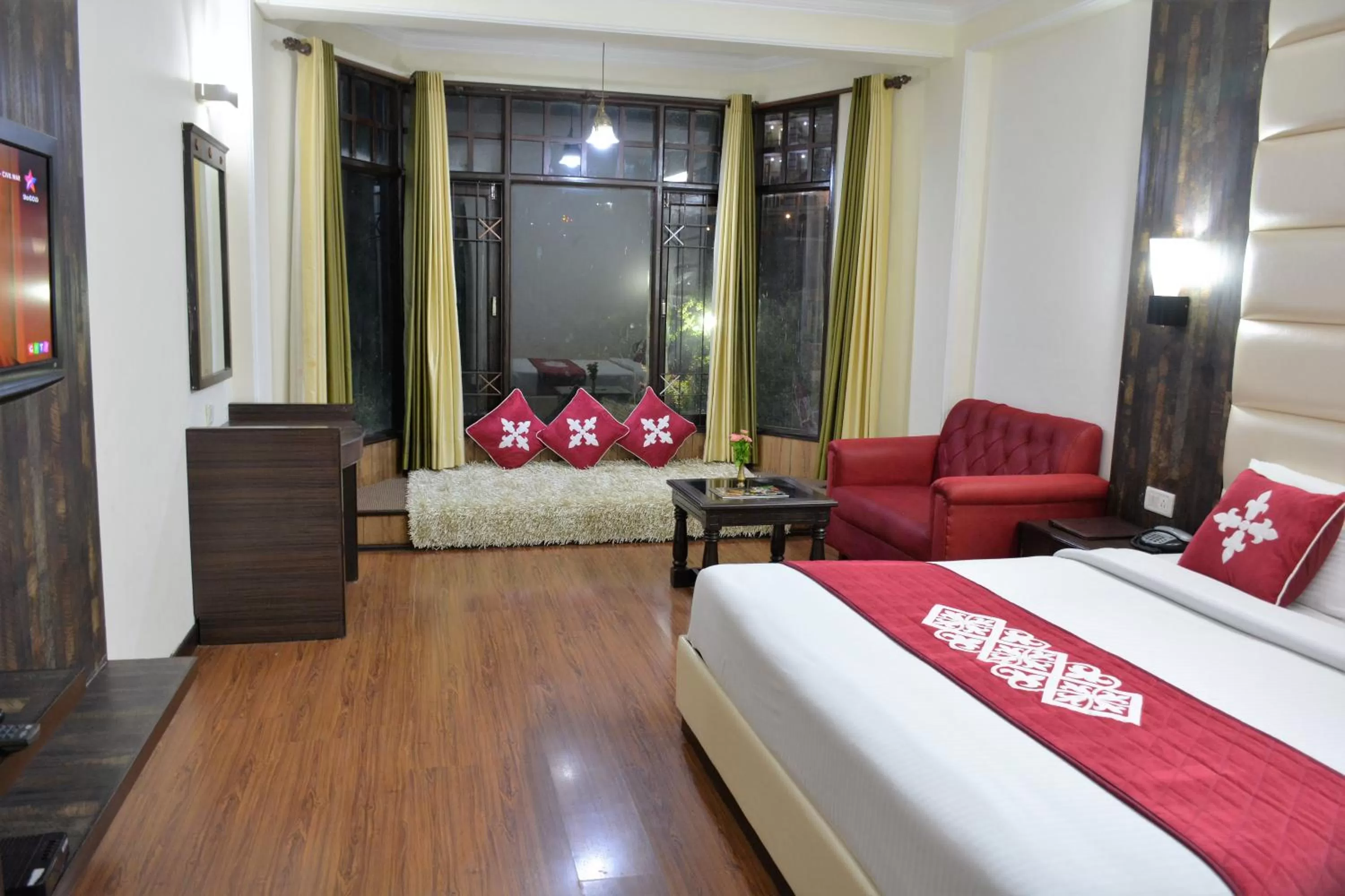 Photo of the whole room, Seating Area in Snow Valley Resorts & Spa Manali