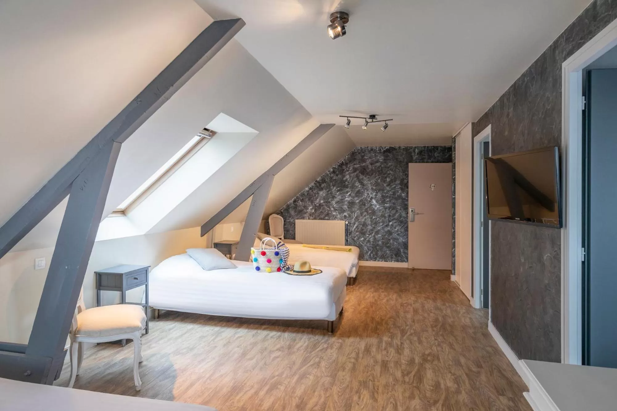 Photo of the whole room, Bed in Hotel Restaurant Spa De La Citadelle Lorient