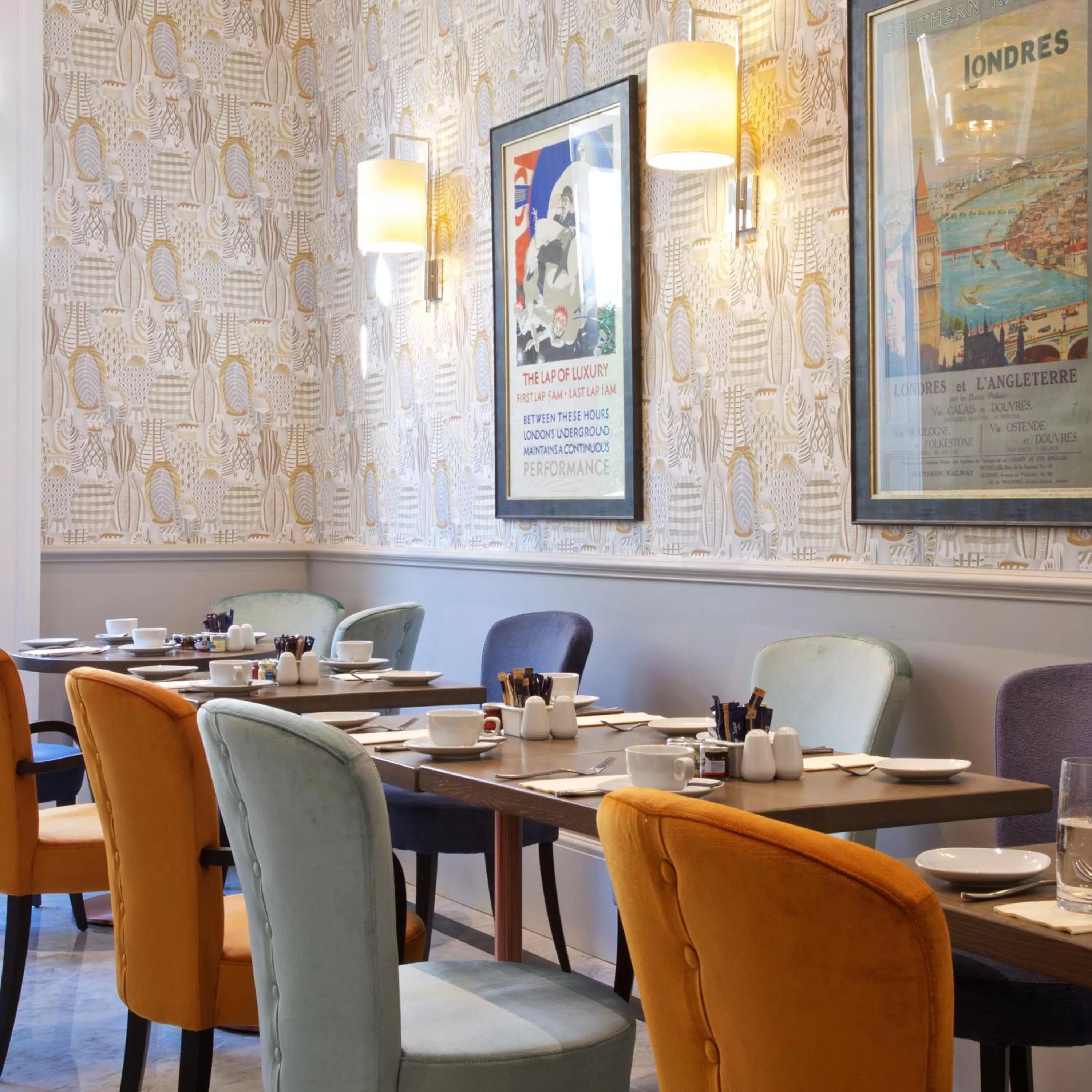 Restaurant/places to eat in 54 Queen's Gate Hotel