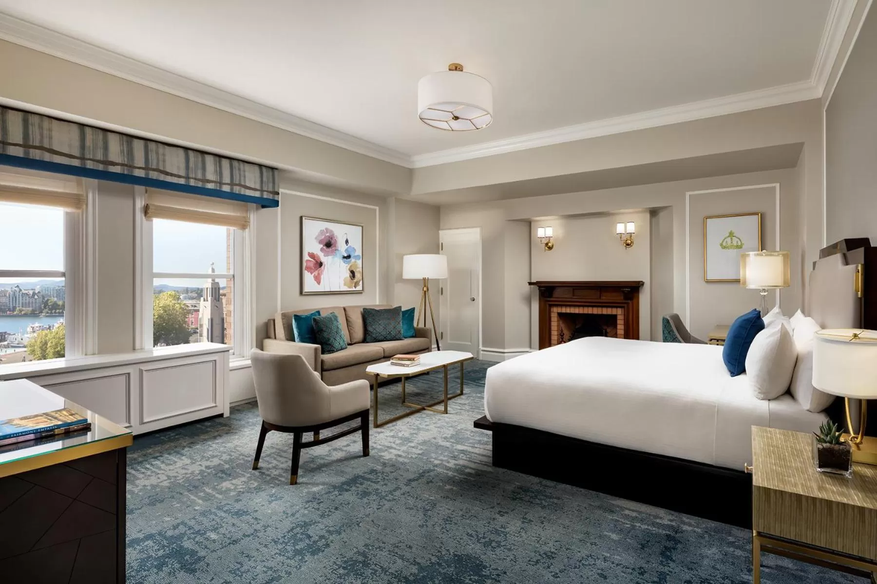 Living room, Bed in Fairmont Empress Hotel