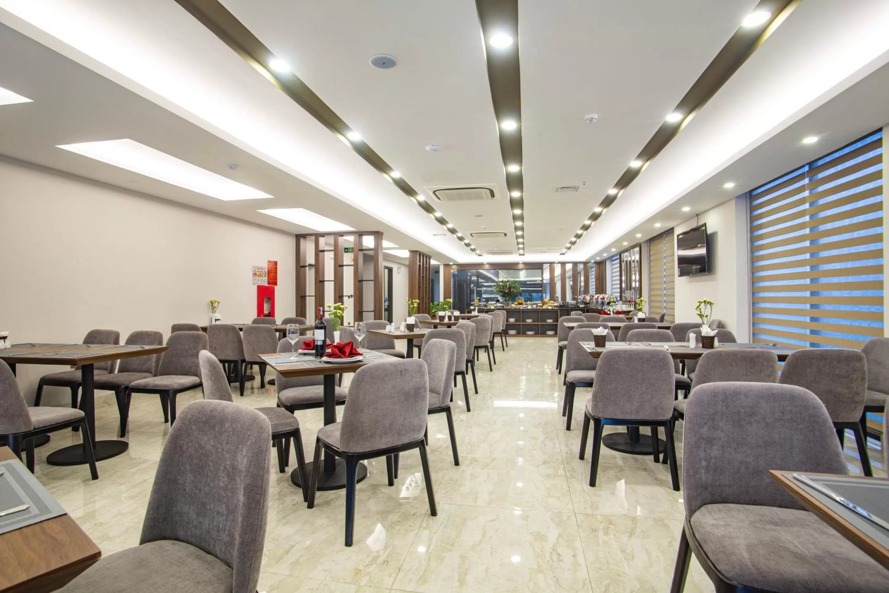 Restaurant/places to eat in Western Skyline Hotel