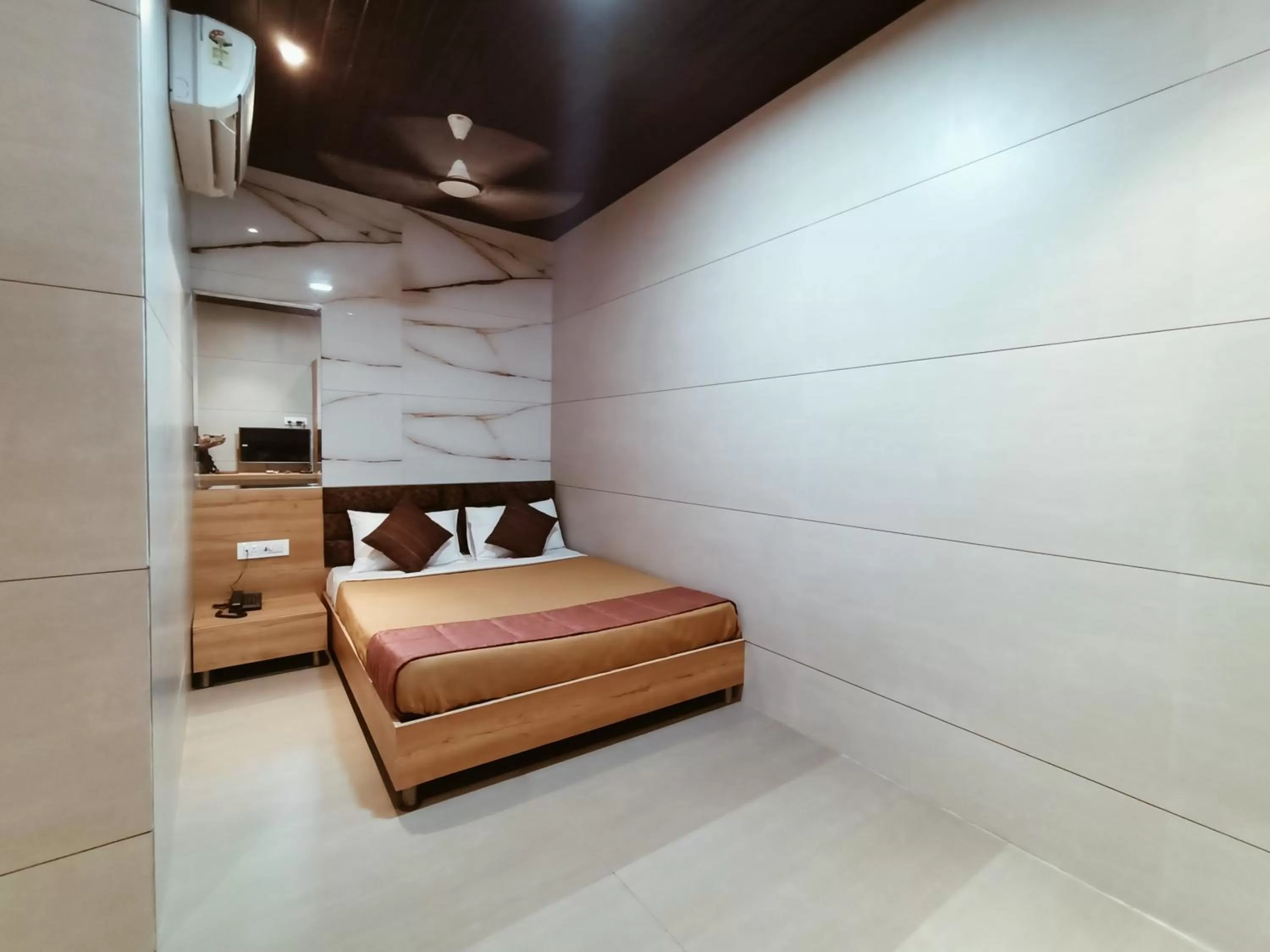 Bed, TV/Entertainment Center in Hotel Prasad NX