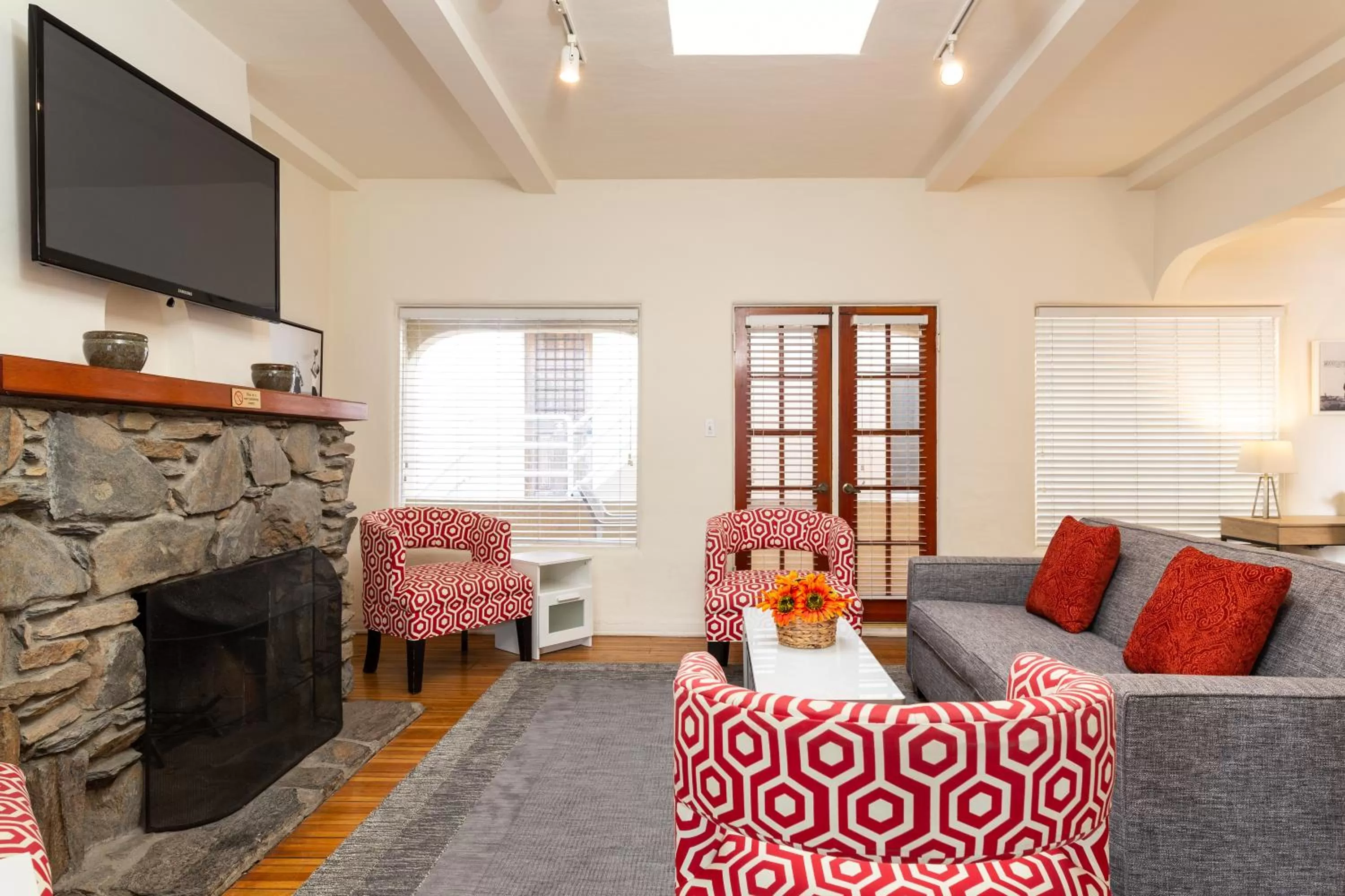Communal lounge/ TV room in The Sea View Inn At The Beach