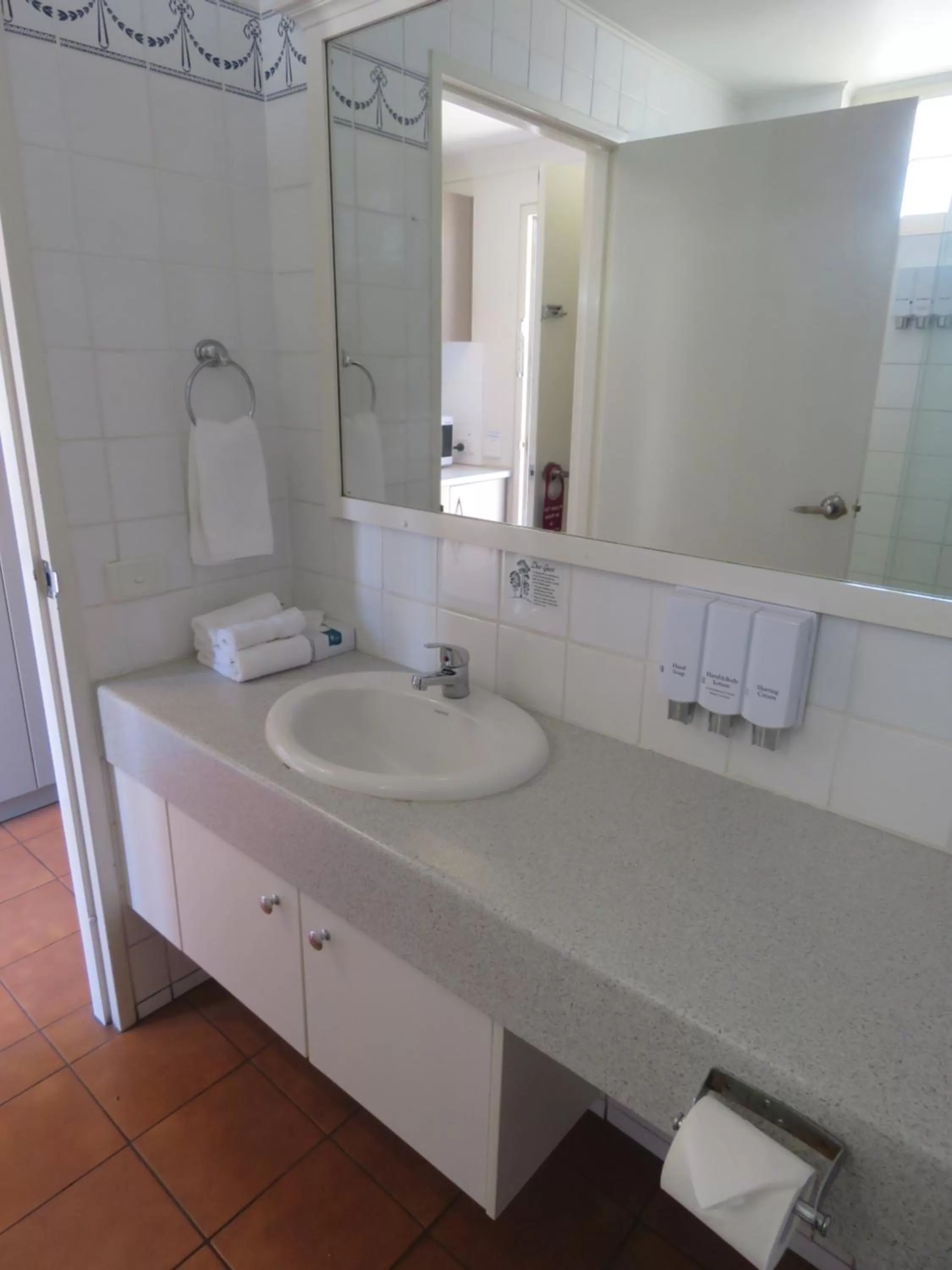 Bathroom in Burke & Wills Mt Isa