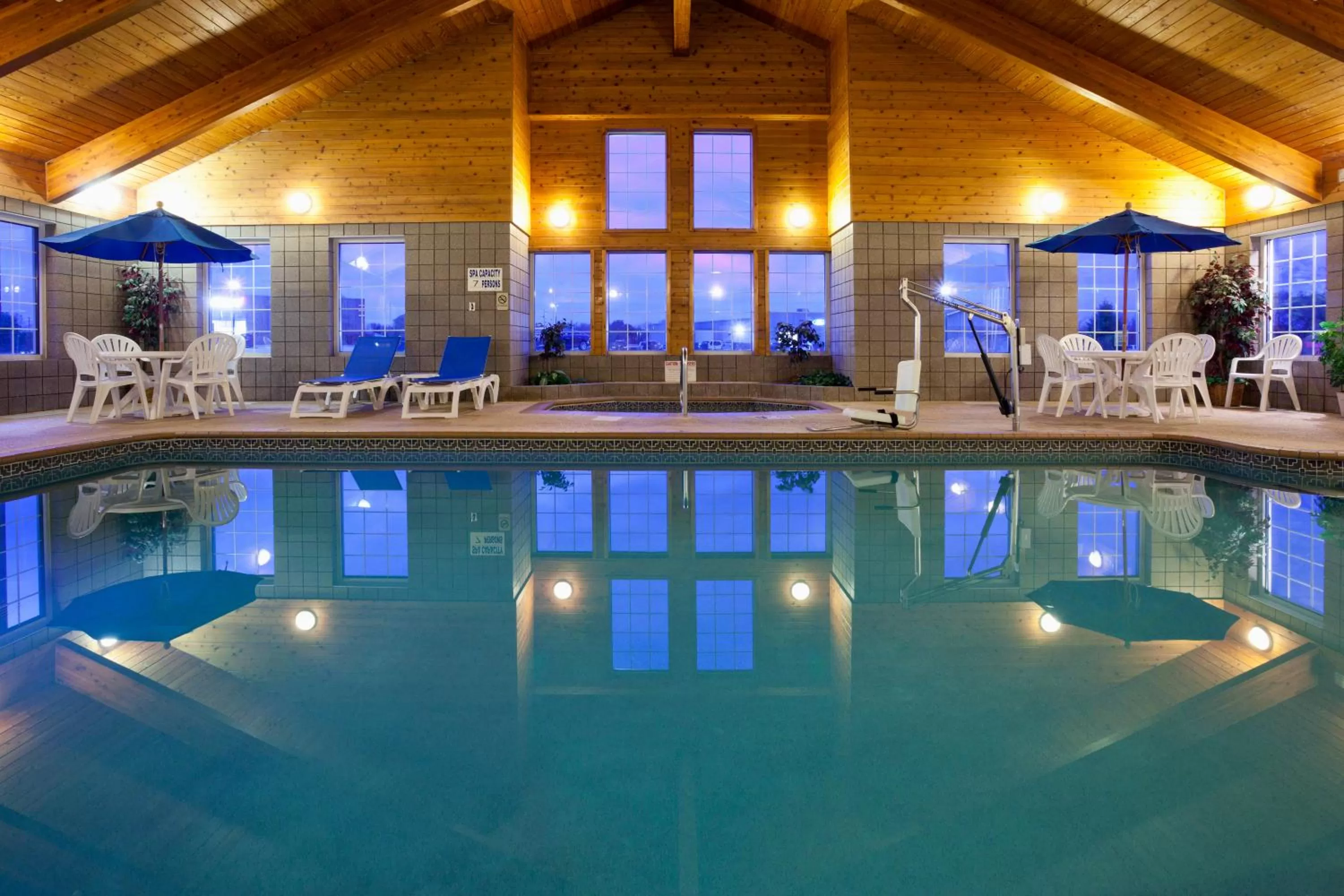 Swimming pool in Paynesville Inn & Suites
