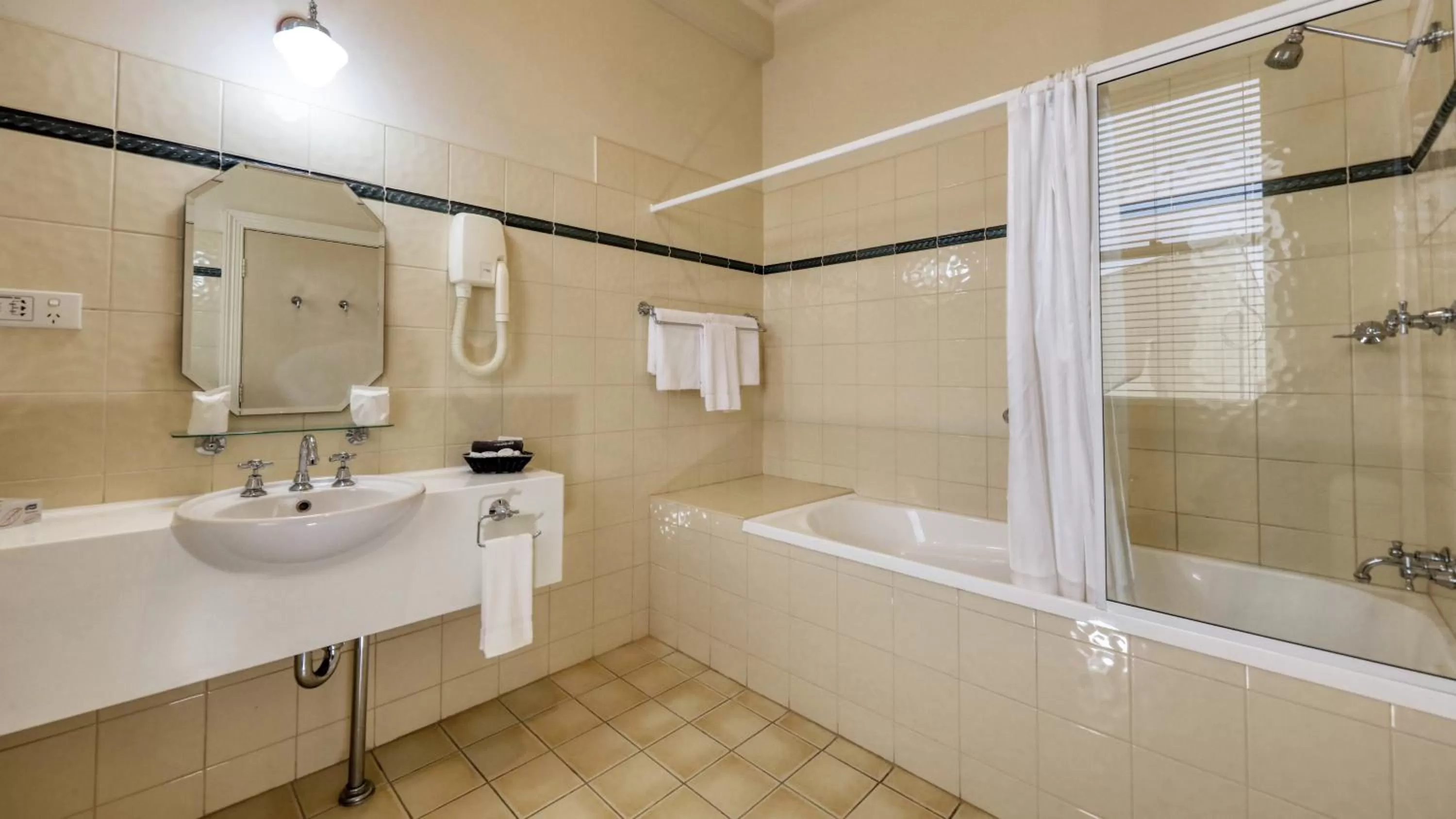 Shower in Royal Exchange Hotel