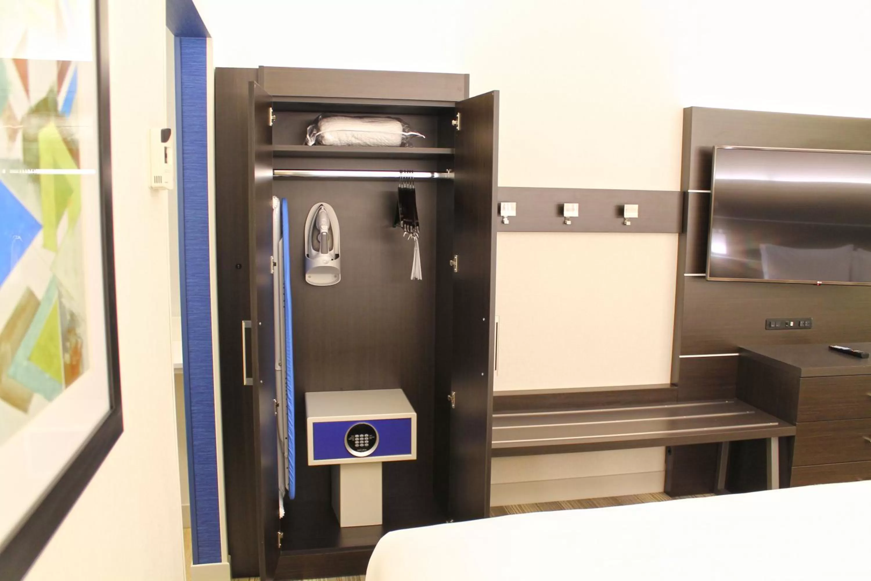 Photo of the whole room in Holiday Inn Express & Suites - St. Louis South - I-55 by IHG