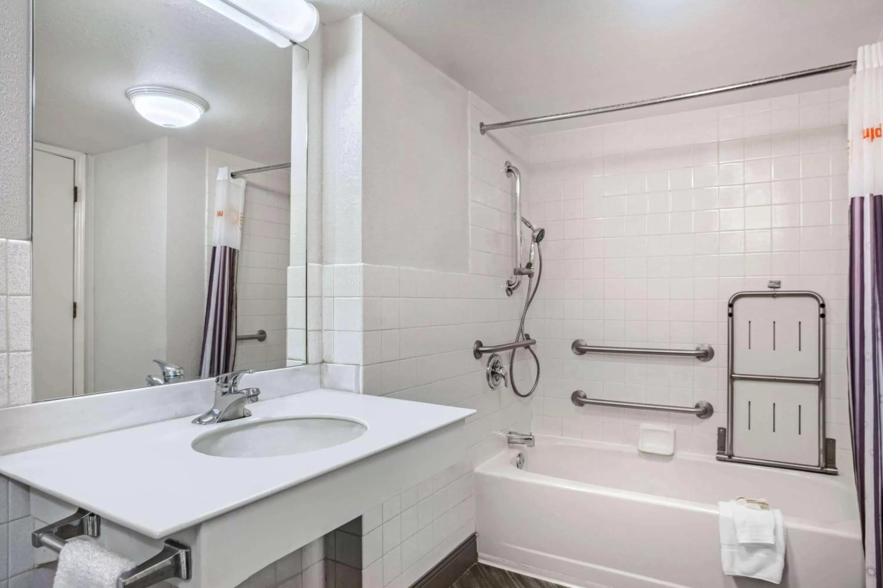 Bathroom in La Quinta Inn by Wyndham Fresno Yosemite