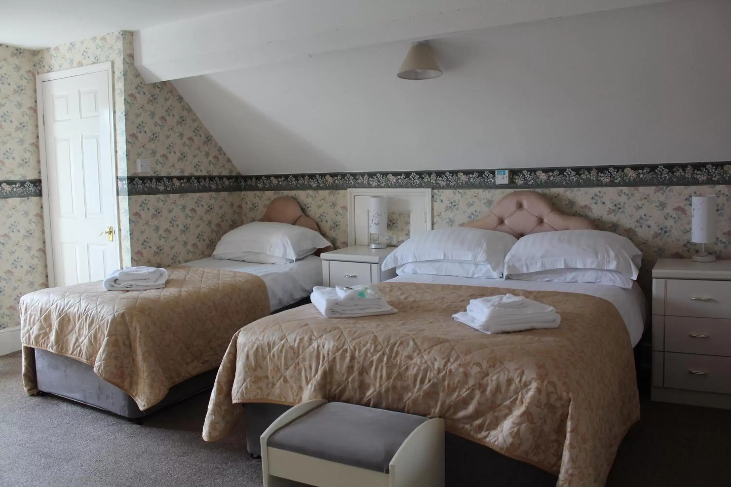 Triple Room with Private External Bathroom in The Darnley Hotel Triple Room with Private External Bathroom in The Darnley Hotel