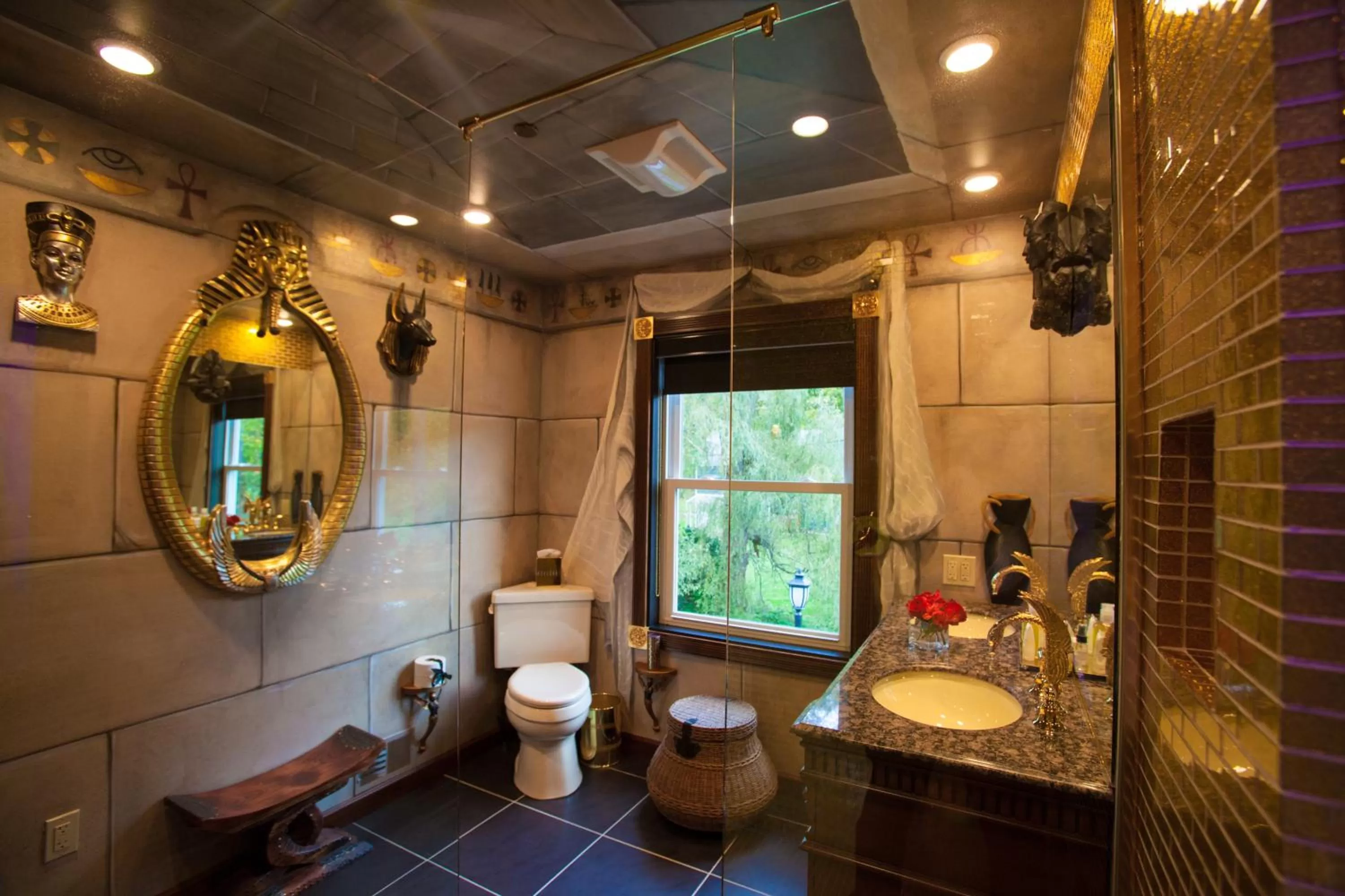 Toilet in The Roxbury