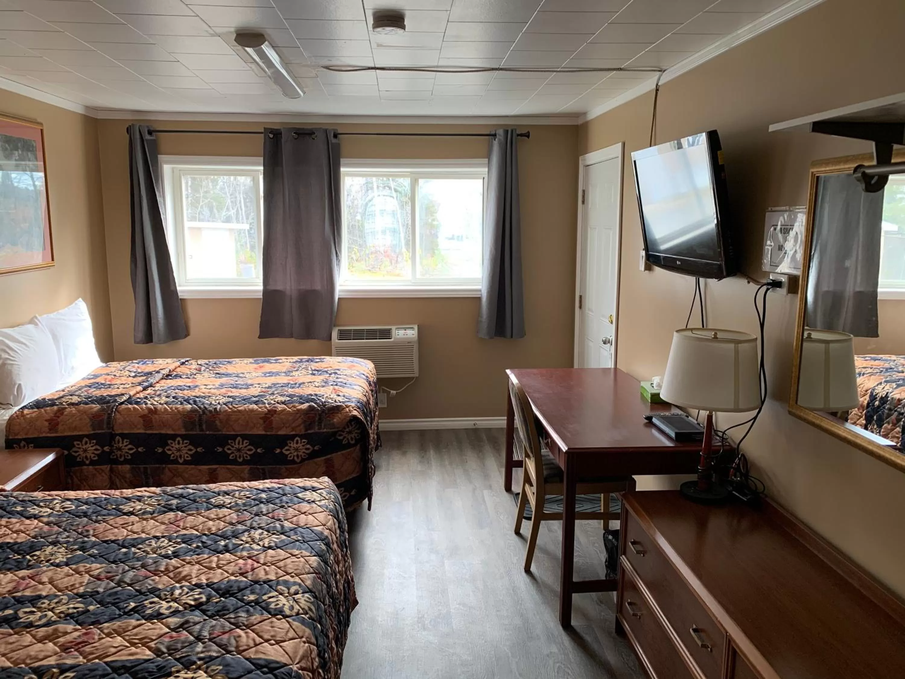 Bed in Village Inn & Suites - Sudbury