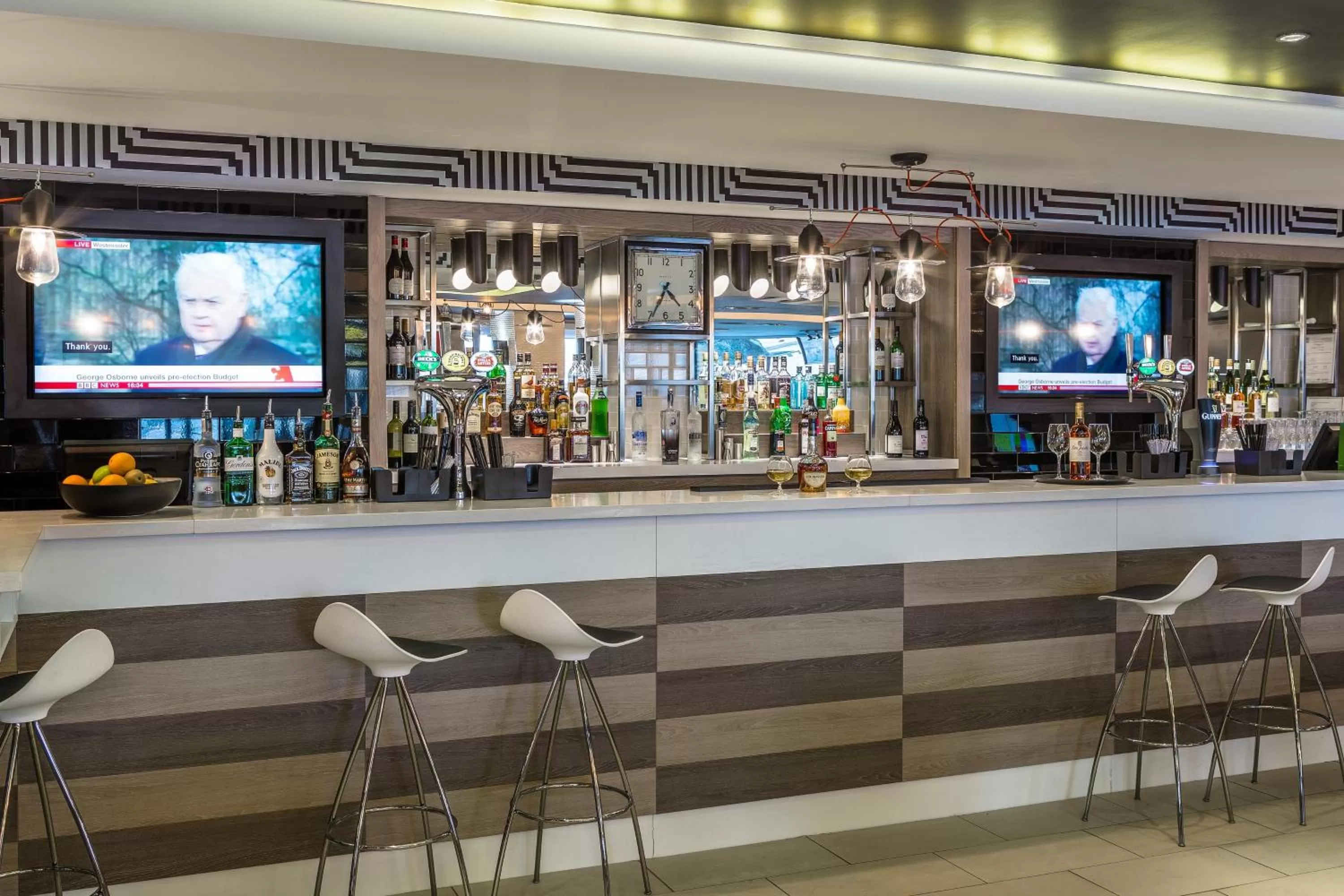 Lounge or bar in Holiday Inn London Watford Junction by IHG