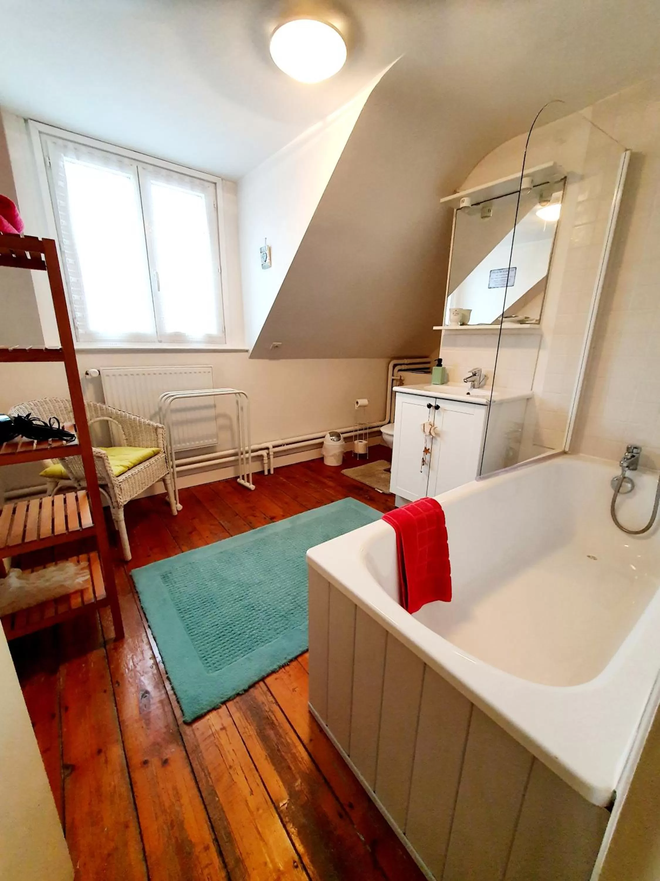 Bathroom, Bed in Chambres Dhôtes Numéro 1