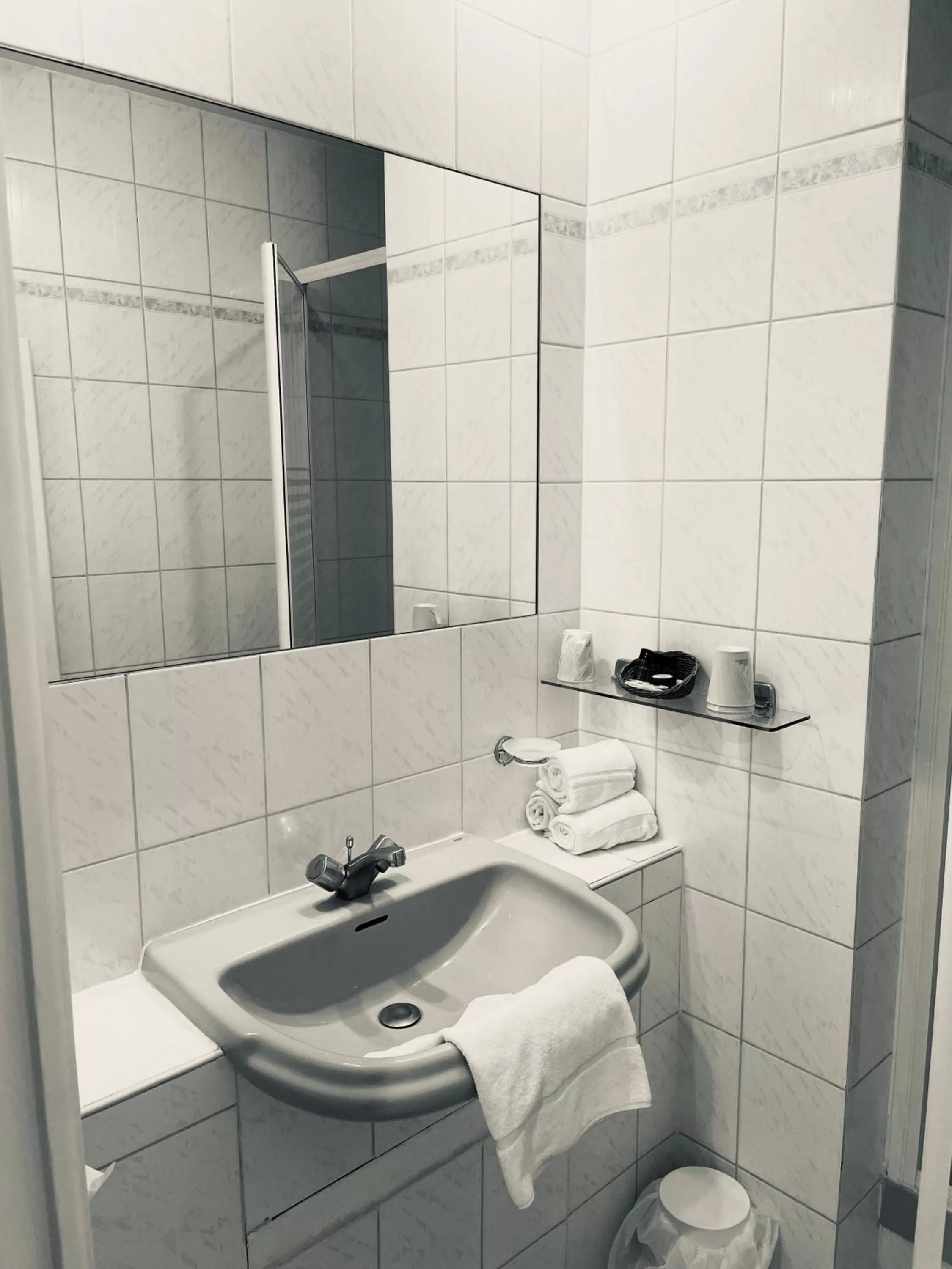 Bathroom in Hôtel Porte Mars Reims Gare Centre Arena