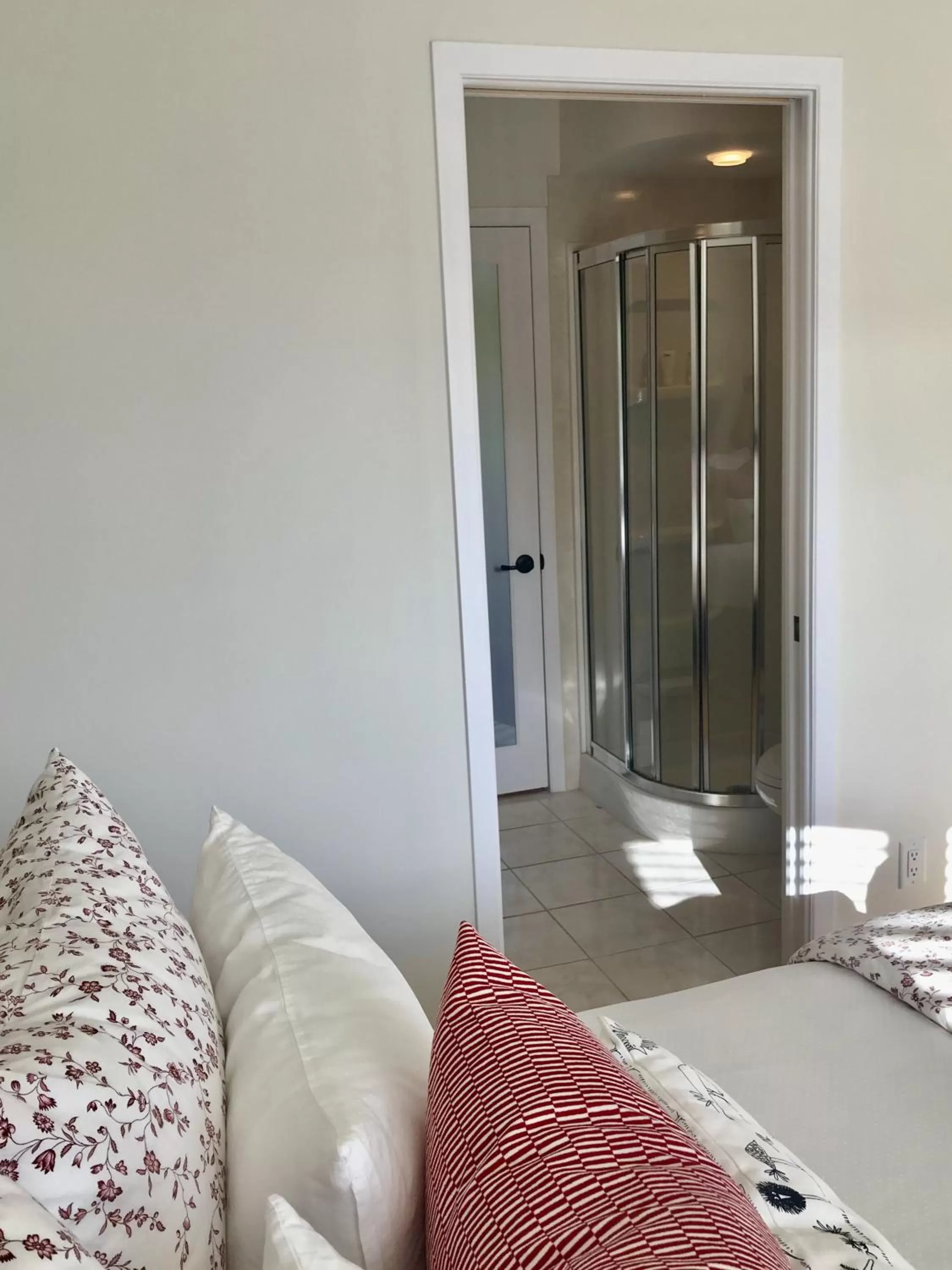 Bathroom, Bed in Auberge Tom B&B