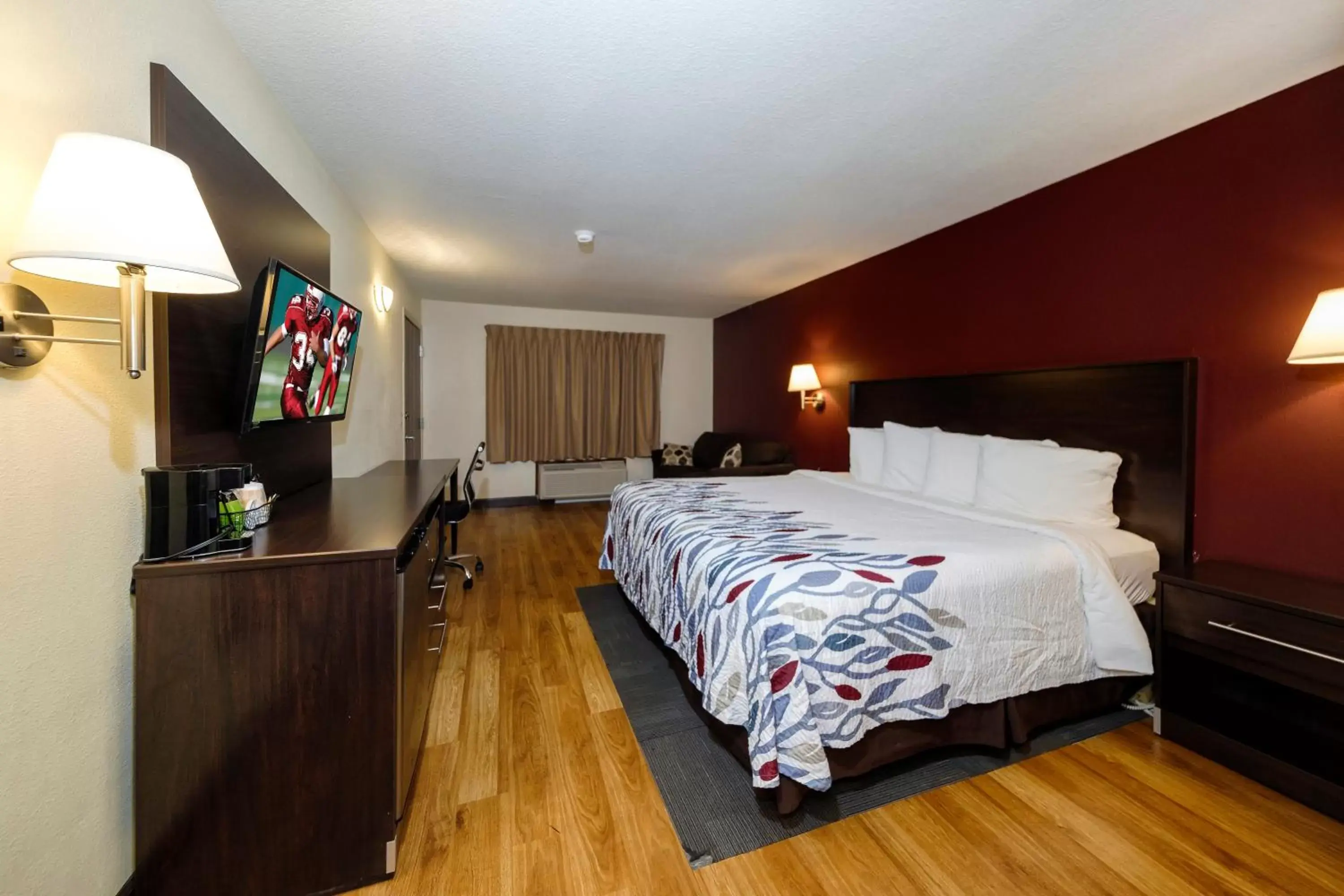 Superior King Room Disability Access Roll-In Shower Smoke Free in Red Roof Inn Osage Beach - Lake of the Ozarks Superior King Room Disability Access Roll-In Shower Smoke Free in Red Roof Inn Osage Beach - Lake of the Ozarks