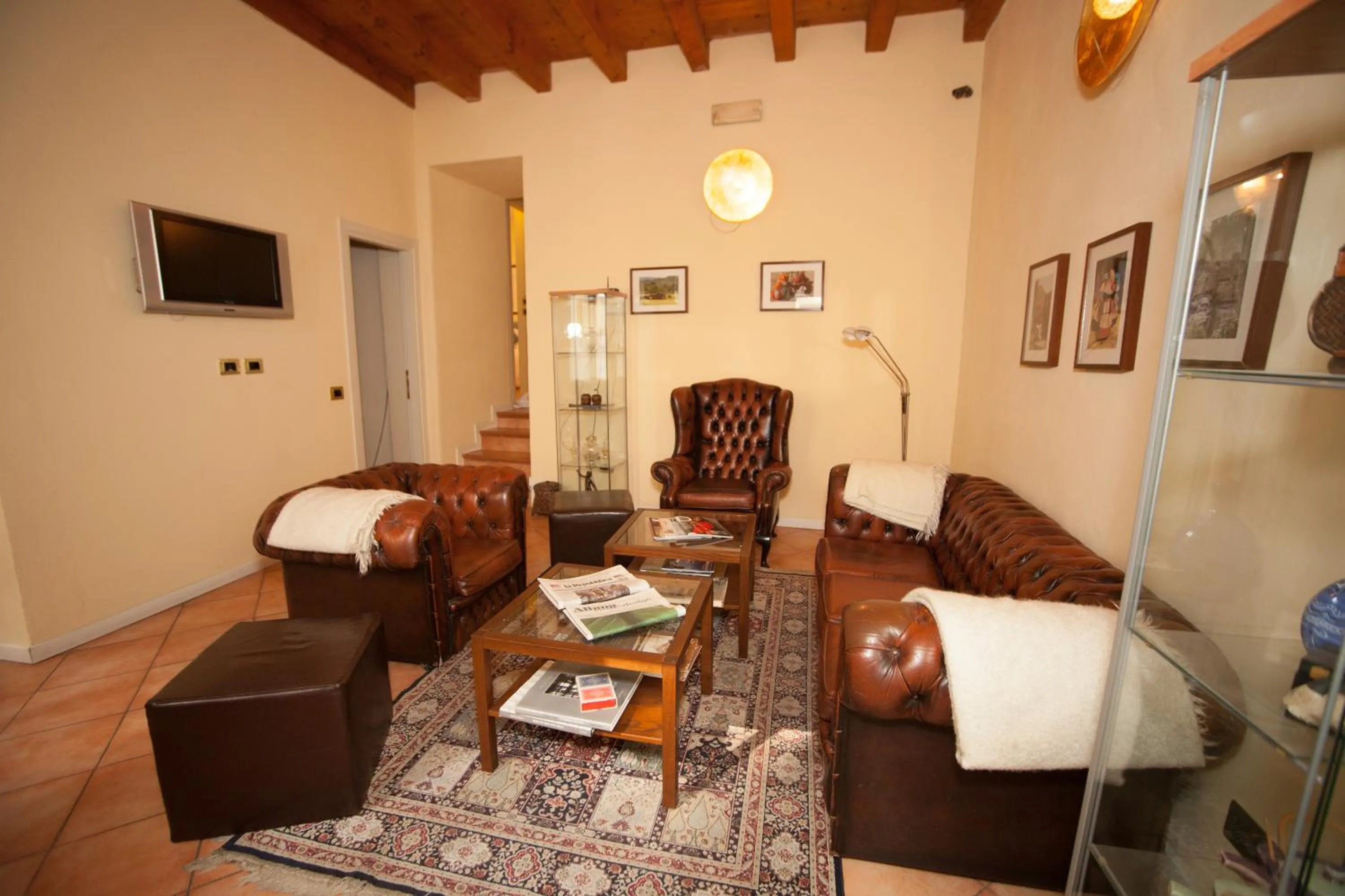Communal lounge/ TV room in Albergo Orologio