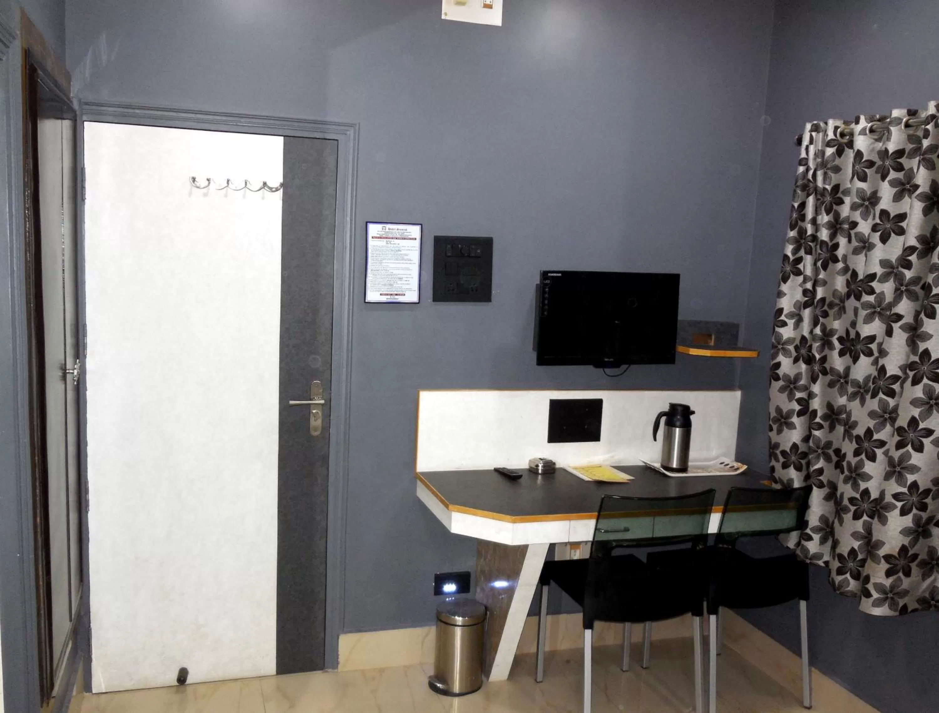 TV/Entertainment Center in Hotel Samrat