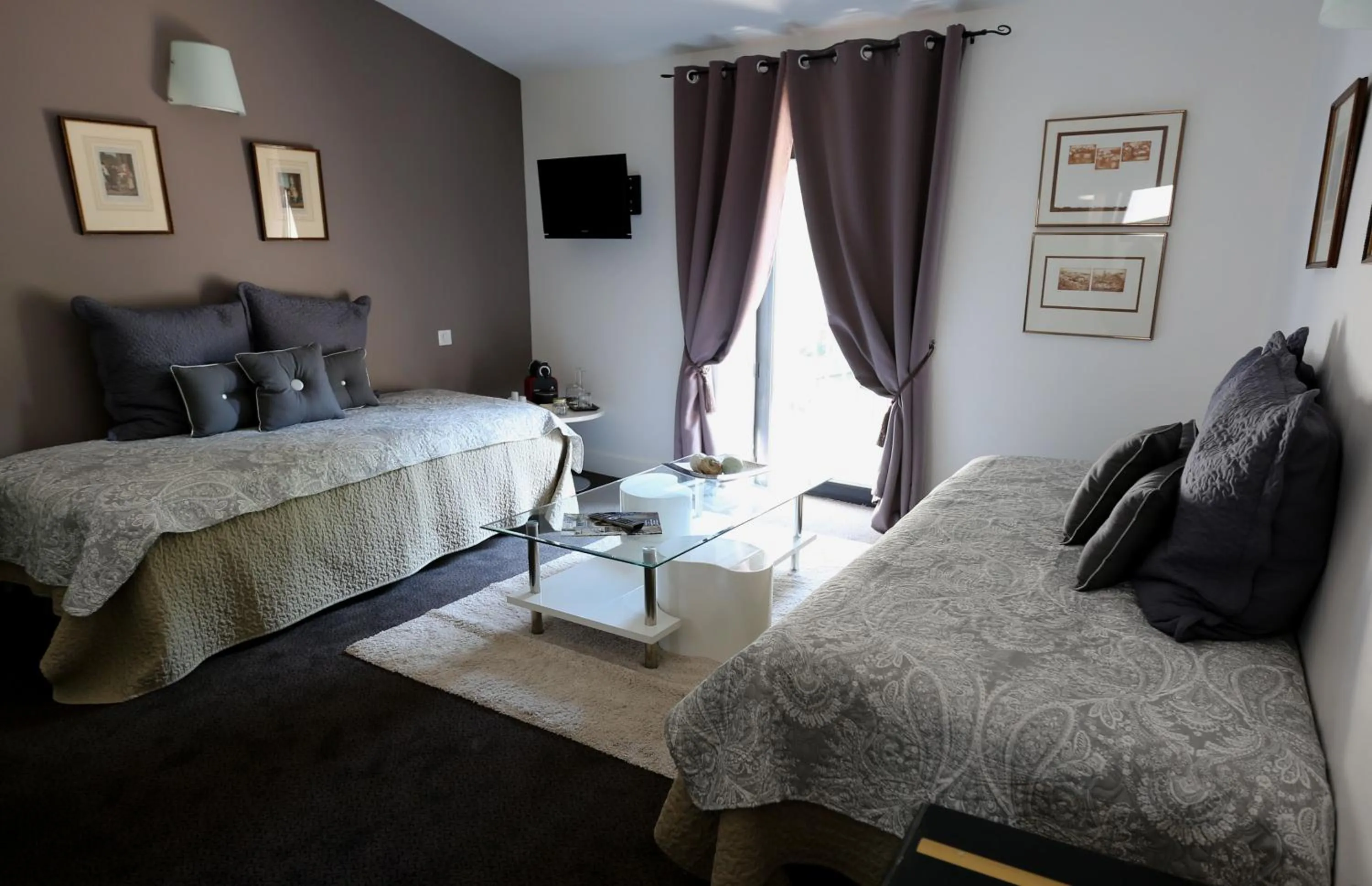 Bed in Logis Hôtel Restaurant du Parc