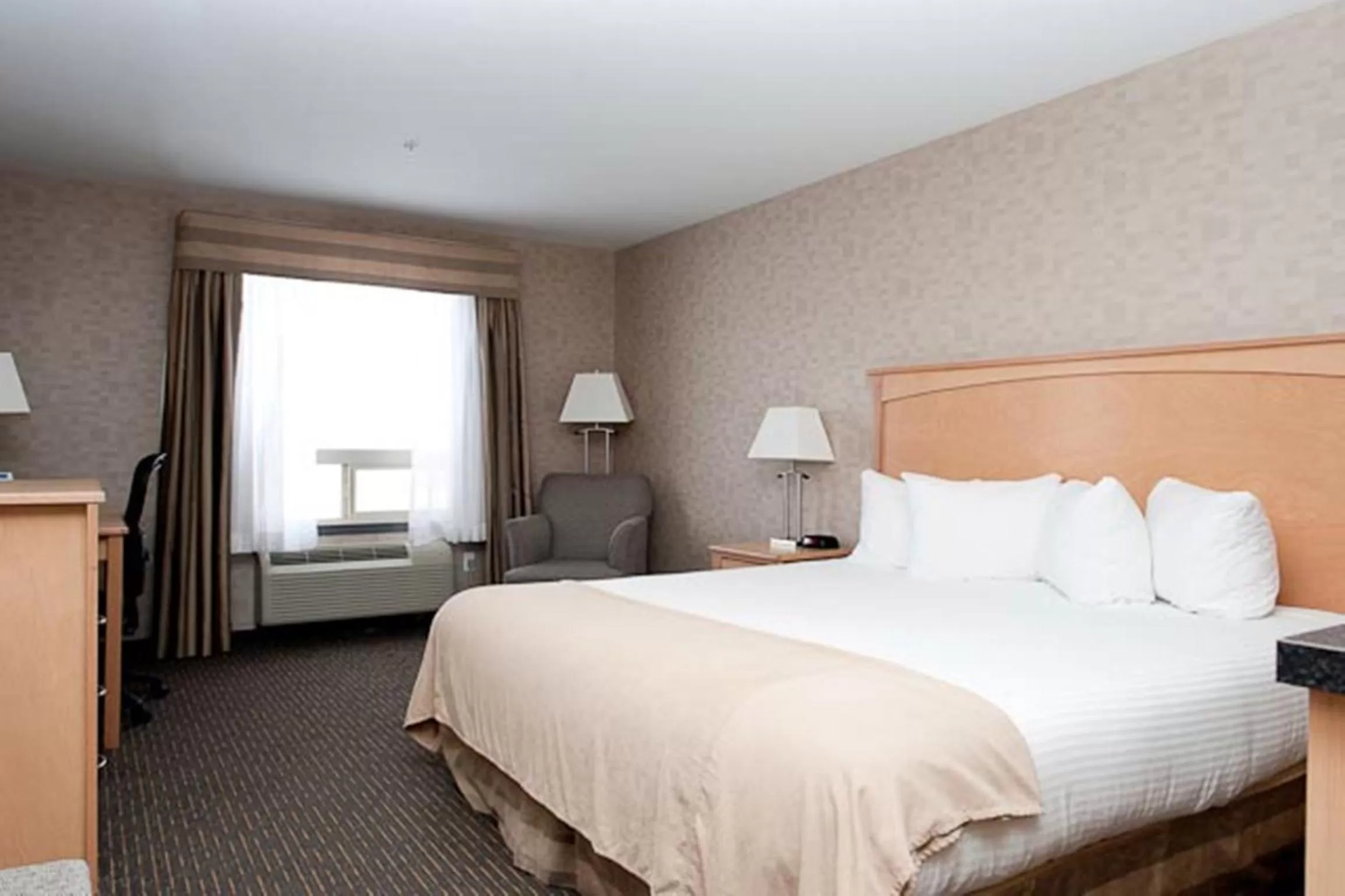 Bed in Paradise Inn and Suites