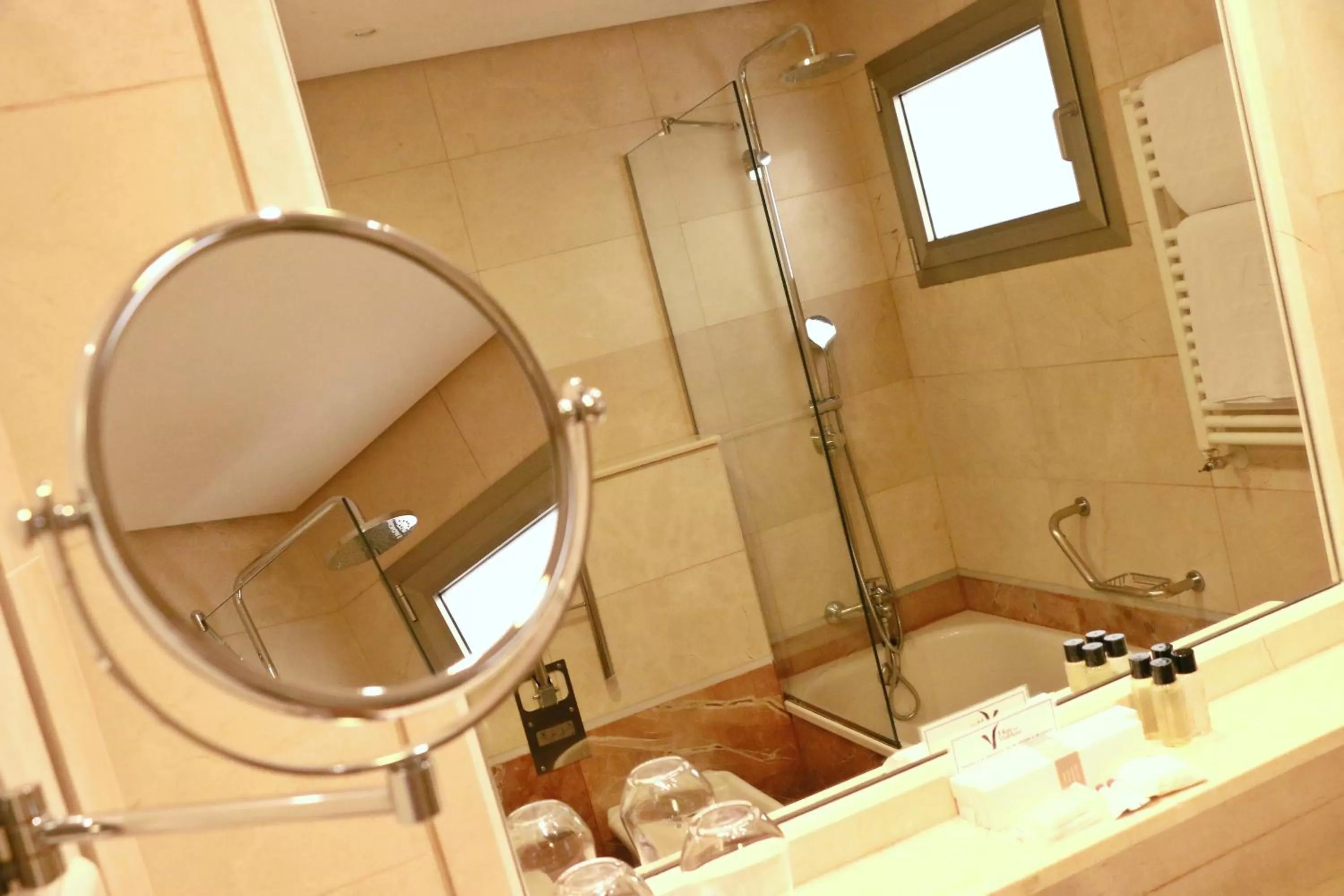 Bathroom in Hotel Villamadrid