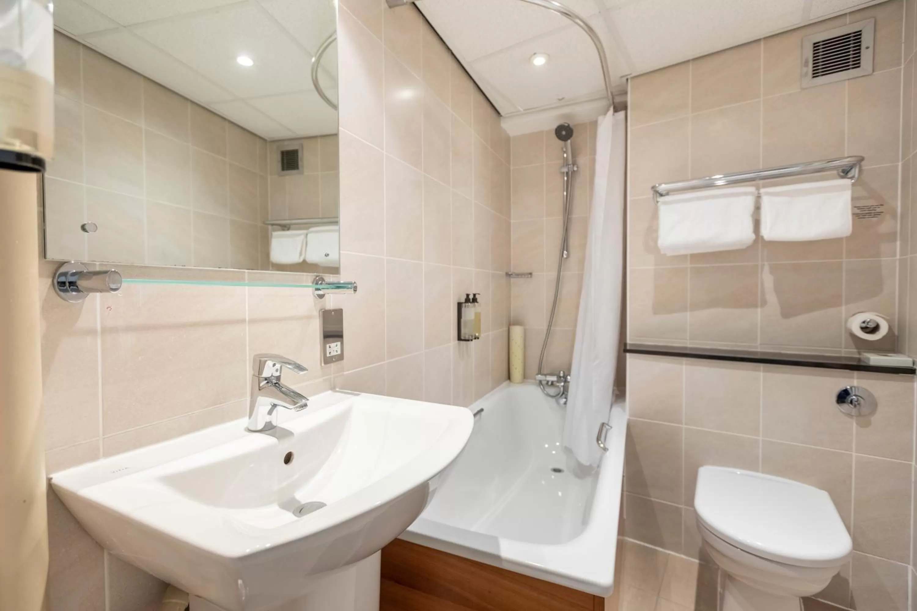 Shower, Bathroom in Birmingham Strathallan Hotel, BW Signature Collection